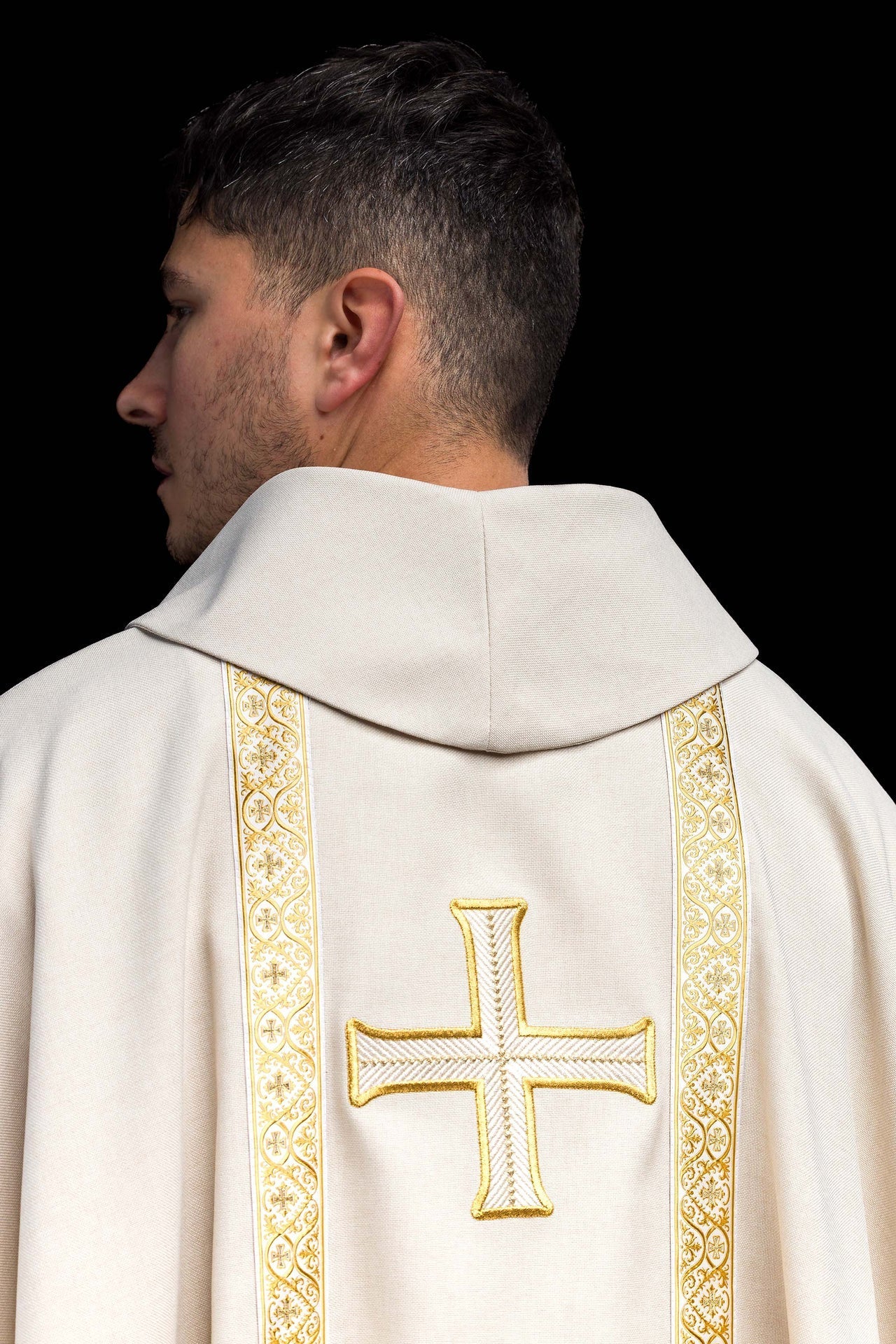 Ecru liturgical chasuble with embroidered cross and jacquard bands KOR/975/05/70 - CHASUBLES.COM