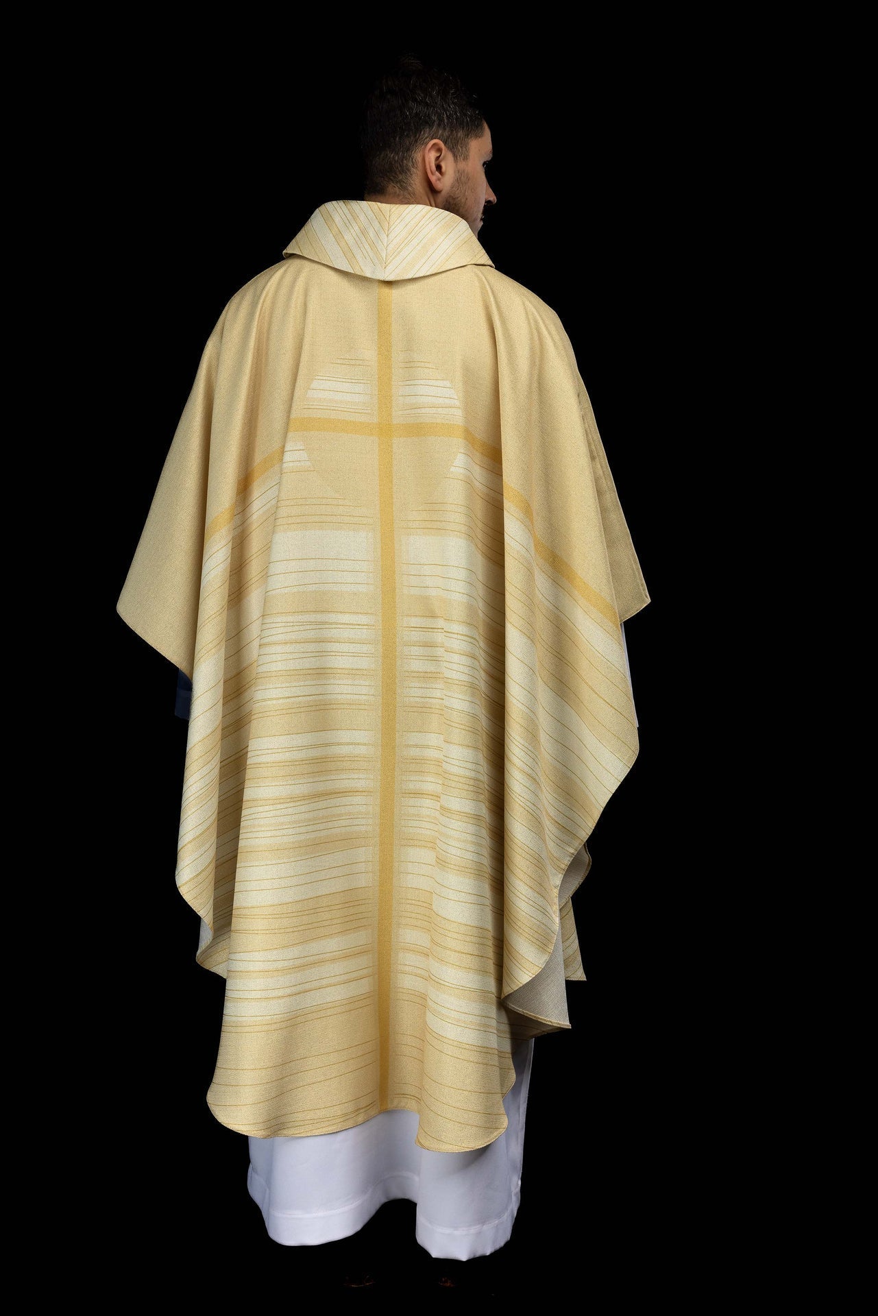 Ecru printed chasuble with a cross motif KOD/7010/05/40 - CHASUBLES.COM