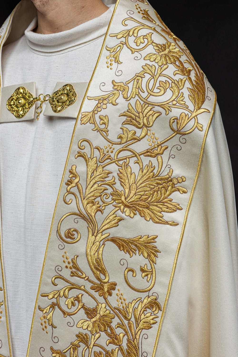 Ecru satin Roman cape with embroidered heart of Jesus