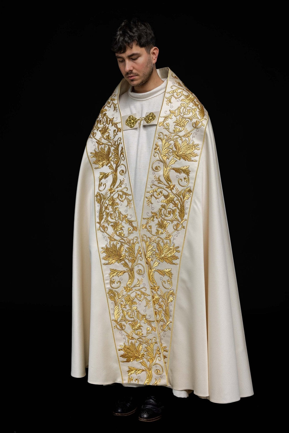 Ecru satin Roman cape with embroidered heart of Jesus