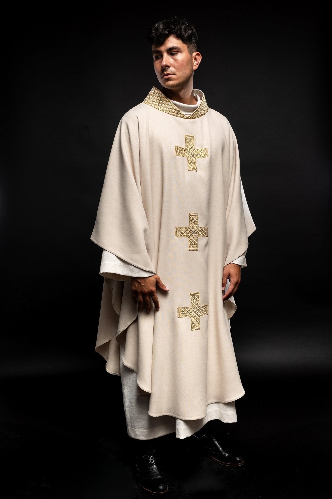 Ecru vestment with decorative collar and gold crosses S - 7070 - 05 - 70 - HAFTINAUSA.COM