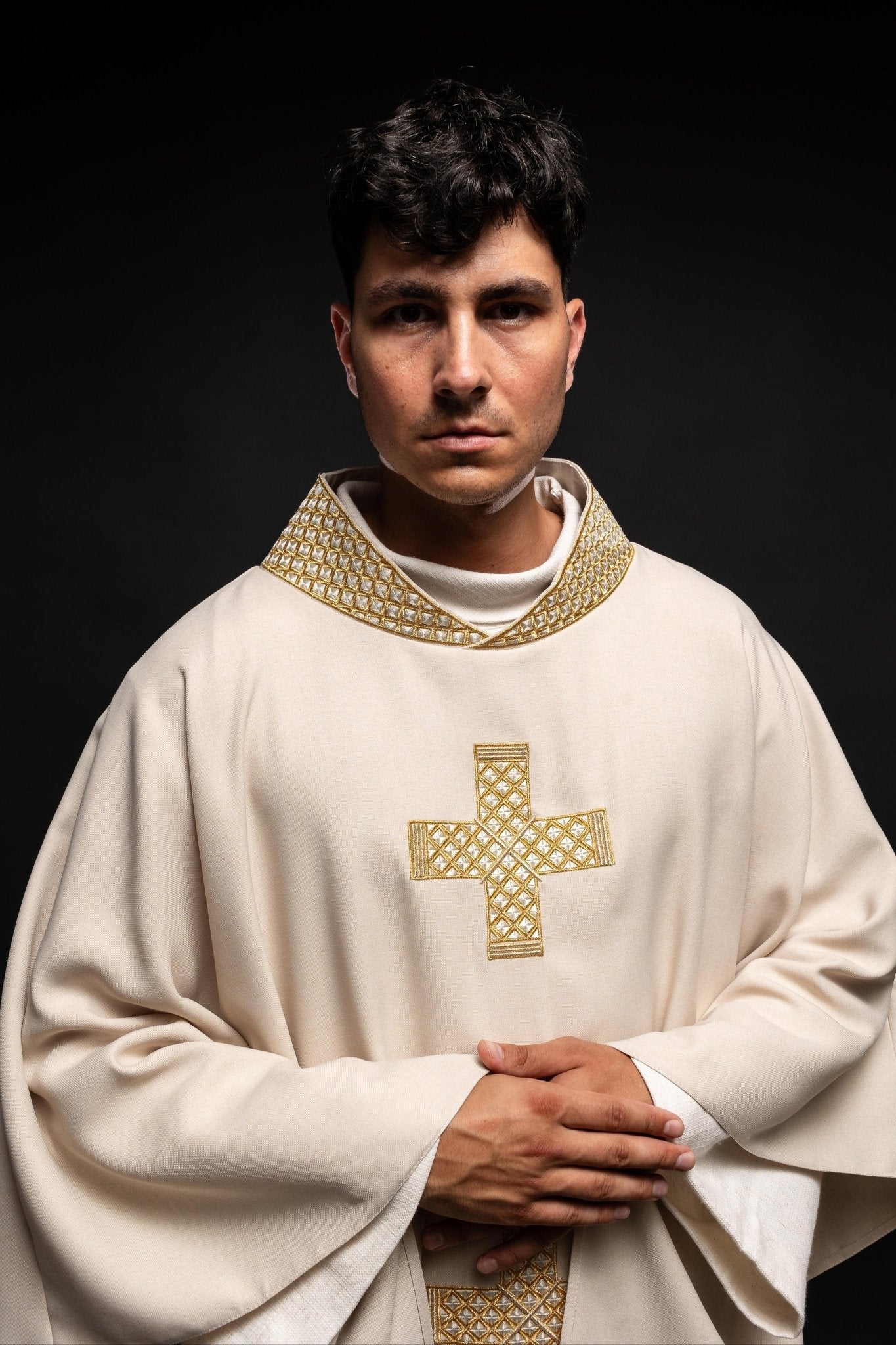 Ecru vestment with decorative collar and gold crosses S - 7070 - 05 - 70 - HAFTINAUSA.COM
