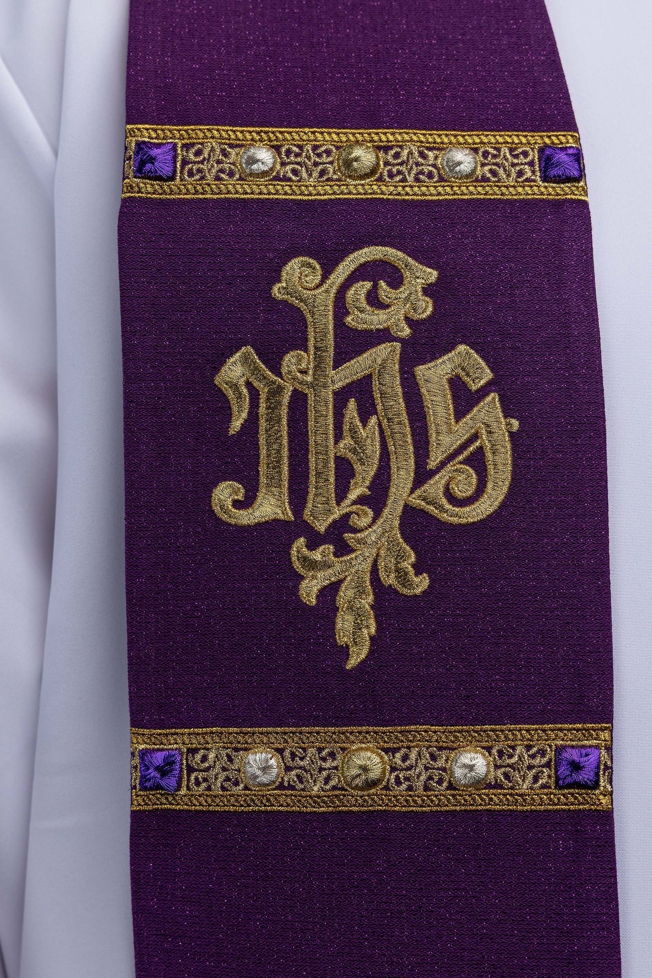 Embroidered Advent stole sewn from shiny fabric S-2076-03-103 - CHASUBLES.COM