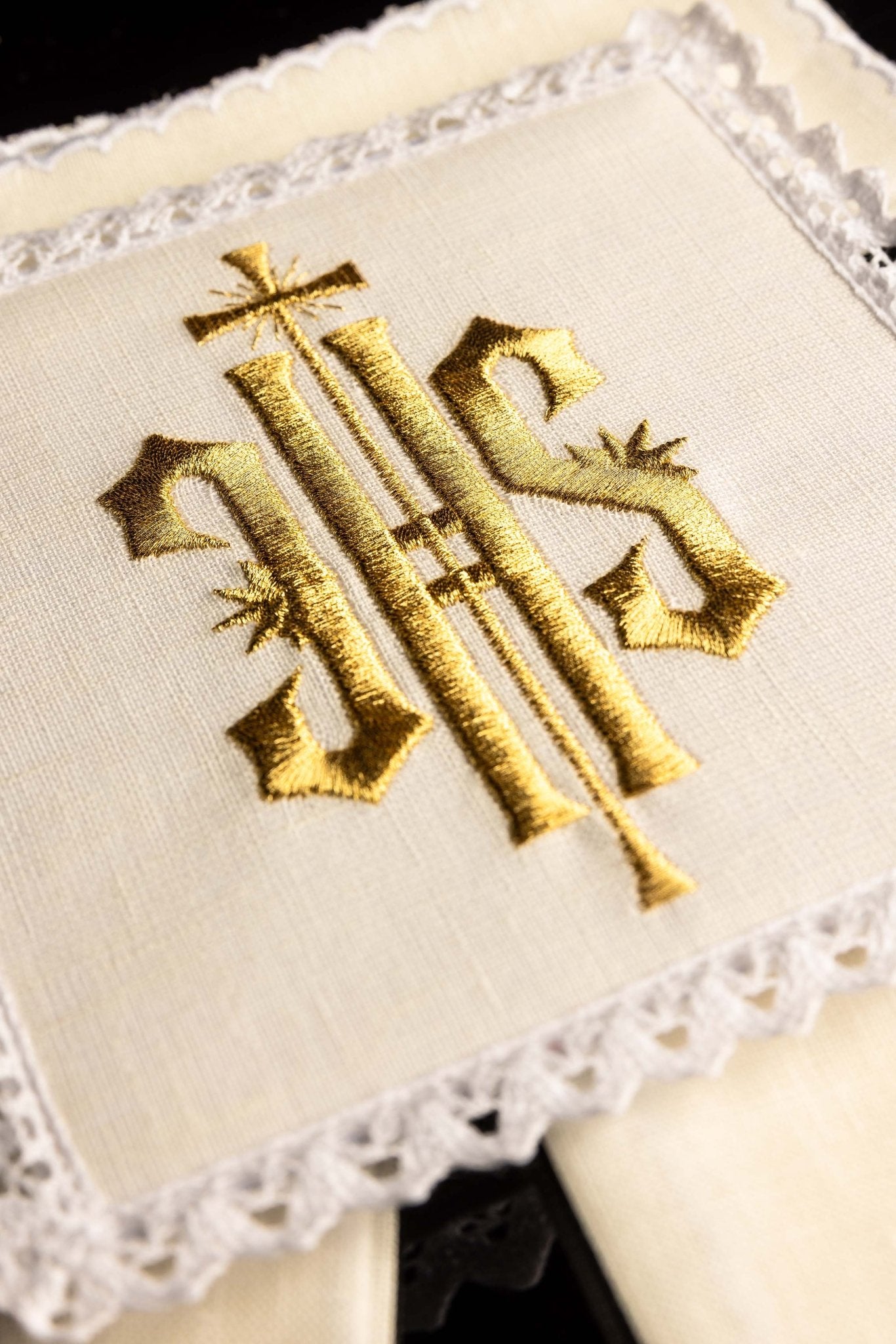 Embroidered altar linen IHS Gold KKL/029/C1 - CHASUBLES.COM