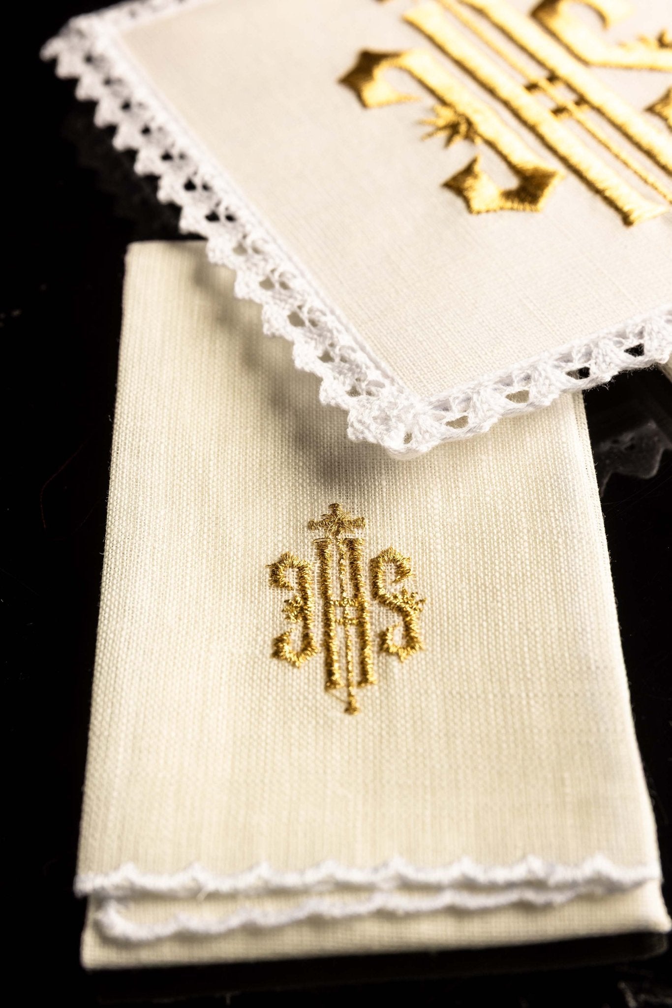 Embroidered altar linen IHS Gold KKL/029/C1 - CHASUBLES.COM