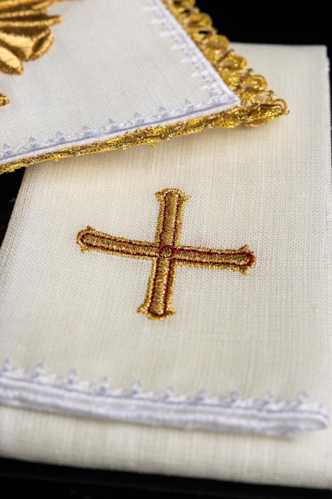 Embroidered altar linen richly decorated LE/5010 - CHASUBLES.COM