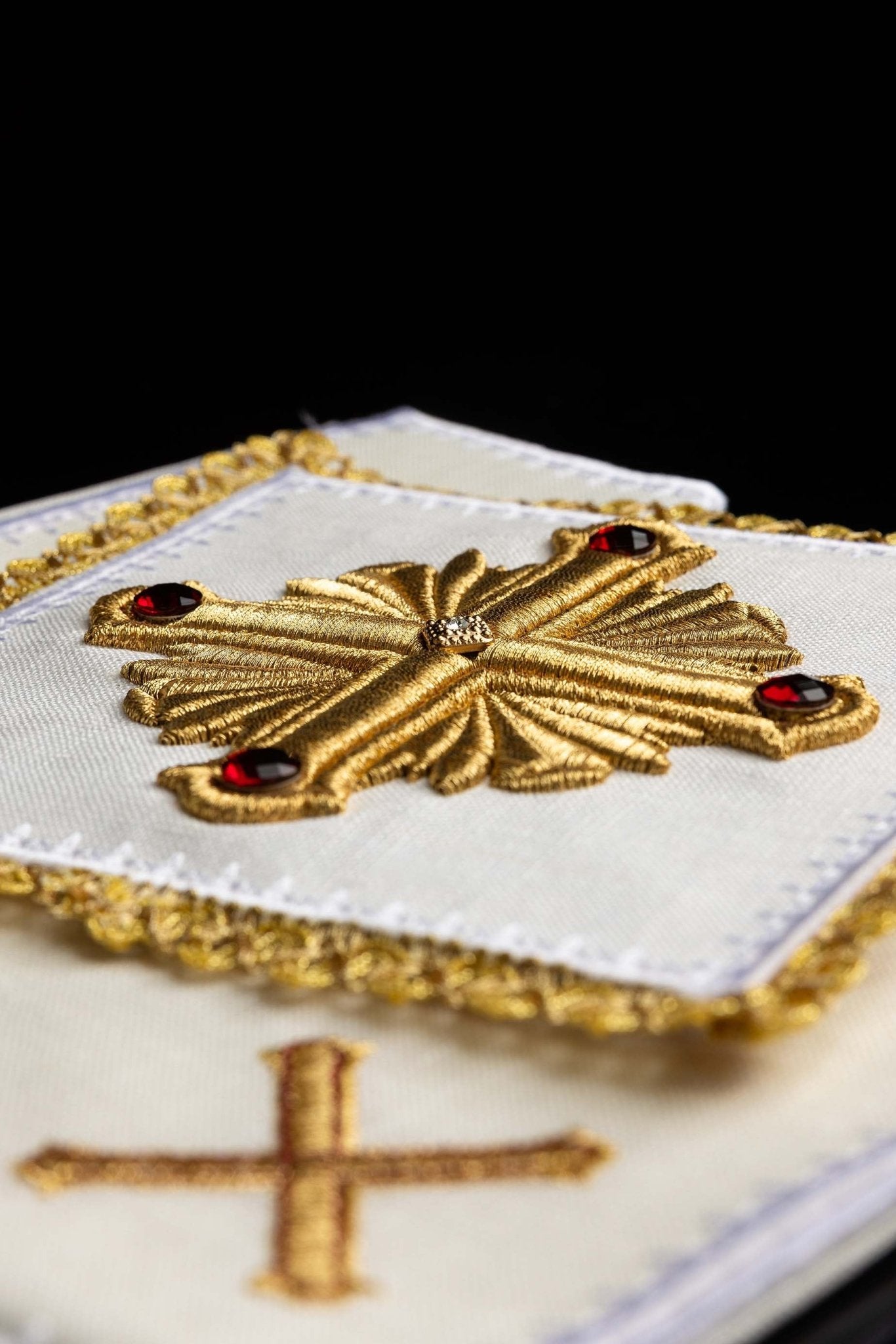Embroidered altar linen richly decorated LE/5010 - CHASUBLES.COM