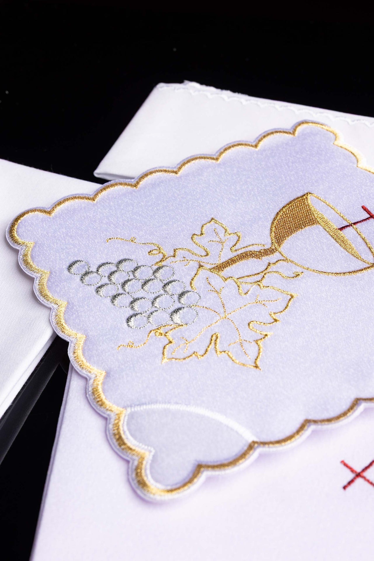 Embroidered chalice linens set with a chalice symbol and grapes KK/094 - CHASUBLES.COM