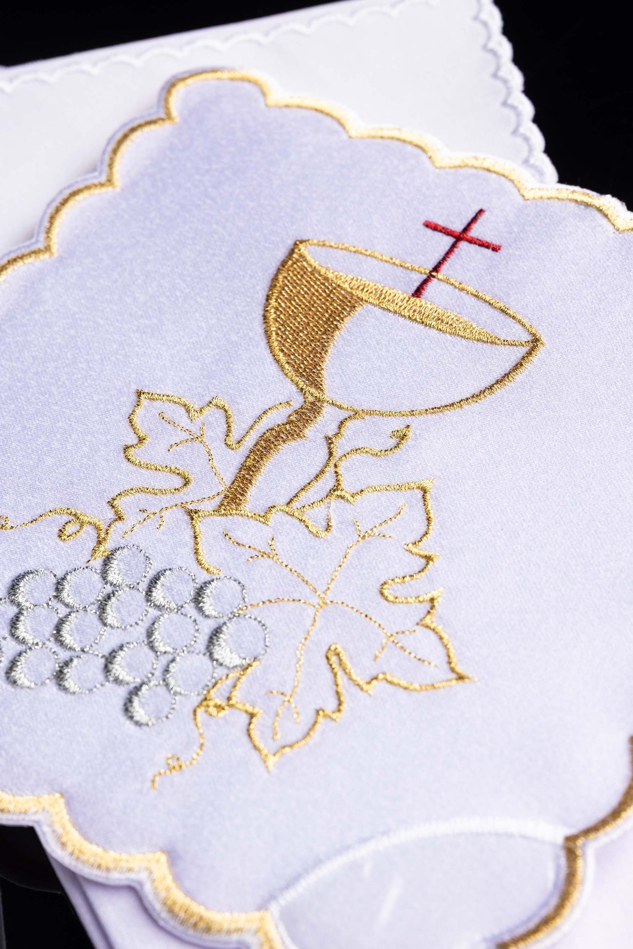 Embroidered chalice linens set with a chalice symbol and grapes KK/094 - CHASUBLES.COM