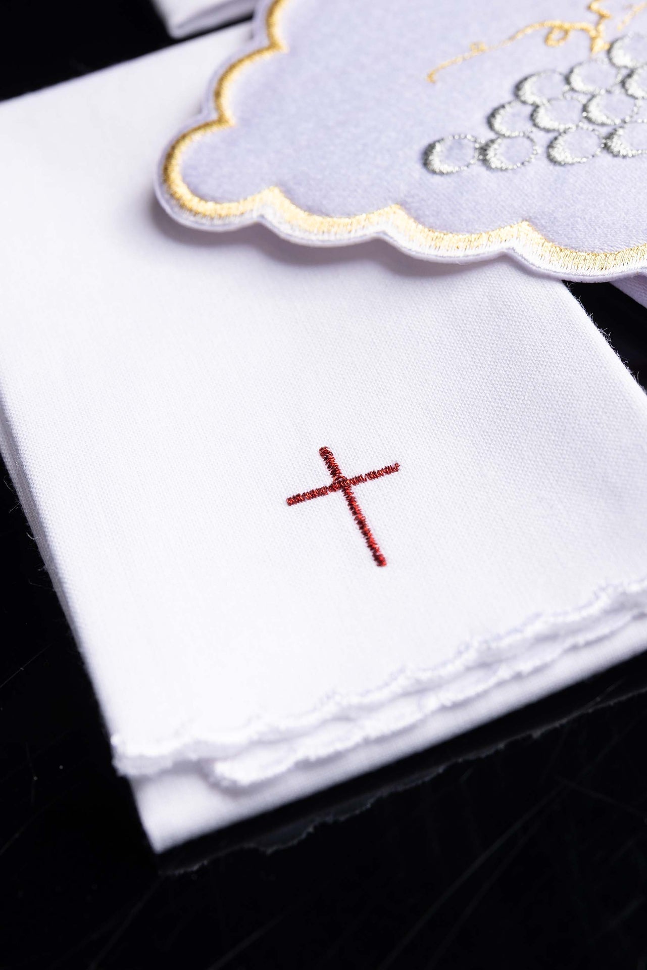 Embroidered chalice linens set with a chalice symbol and grapes KK/094 - CHASUBLES.COM