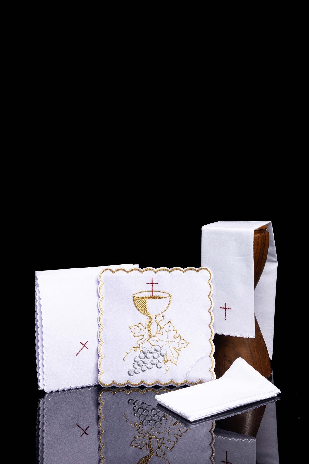 Embroidered chalice linens set with a chalice symbol and grapes KK/094 - CHASUBLES.COM