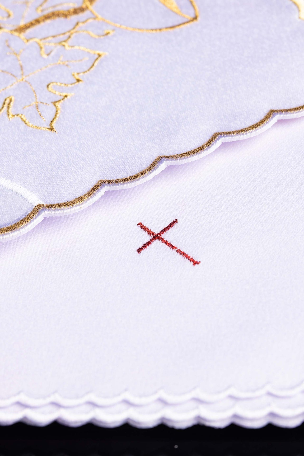 Embroidered chalice linens set with a chalice symbol and grapes KK/094 - CHASUBLES.COM