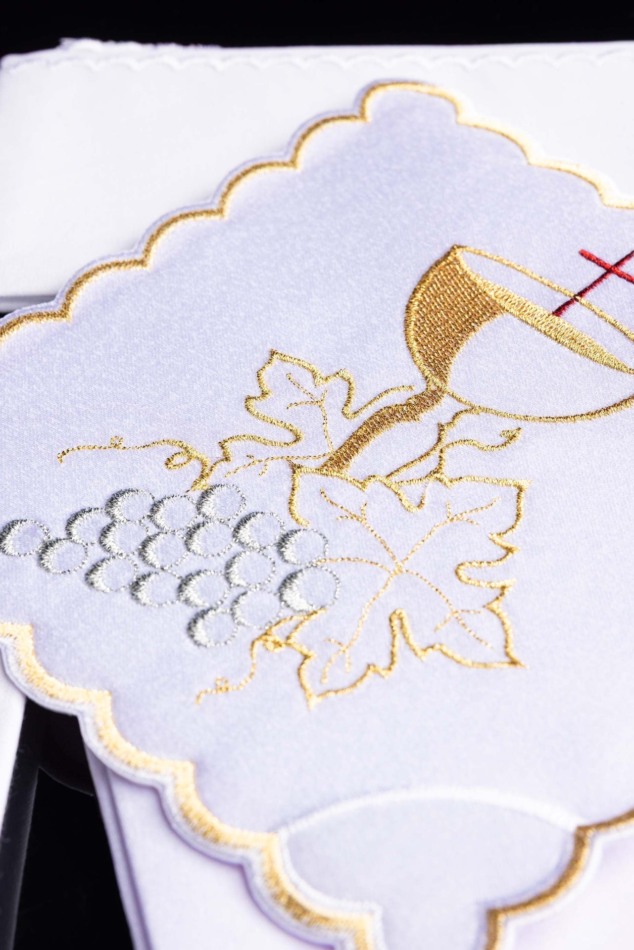 Embroidered chalice linens set with a chalice symbol and grapes KK/094 - CHASUBLES.COM