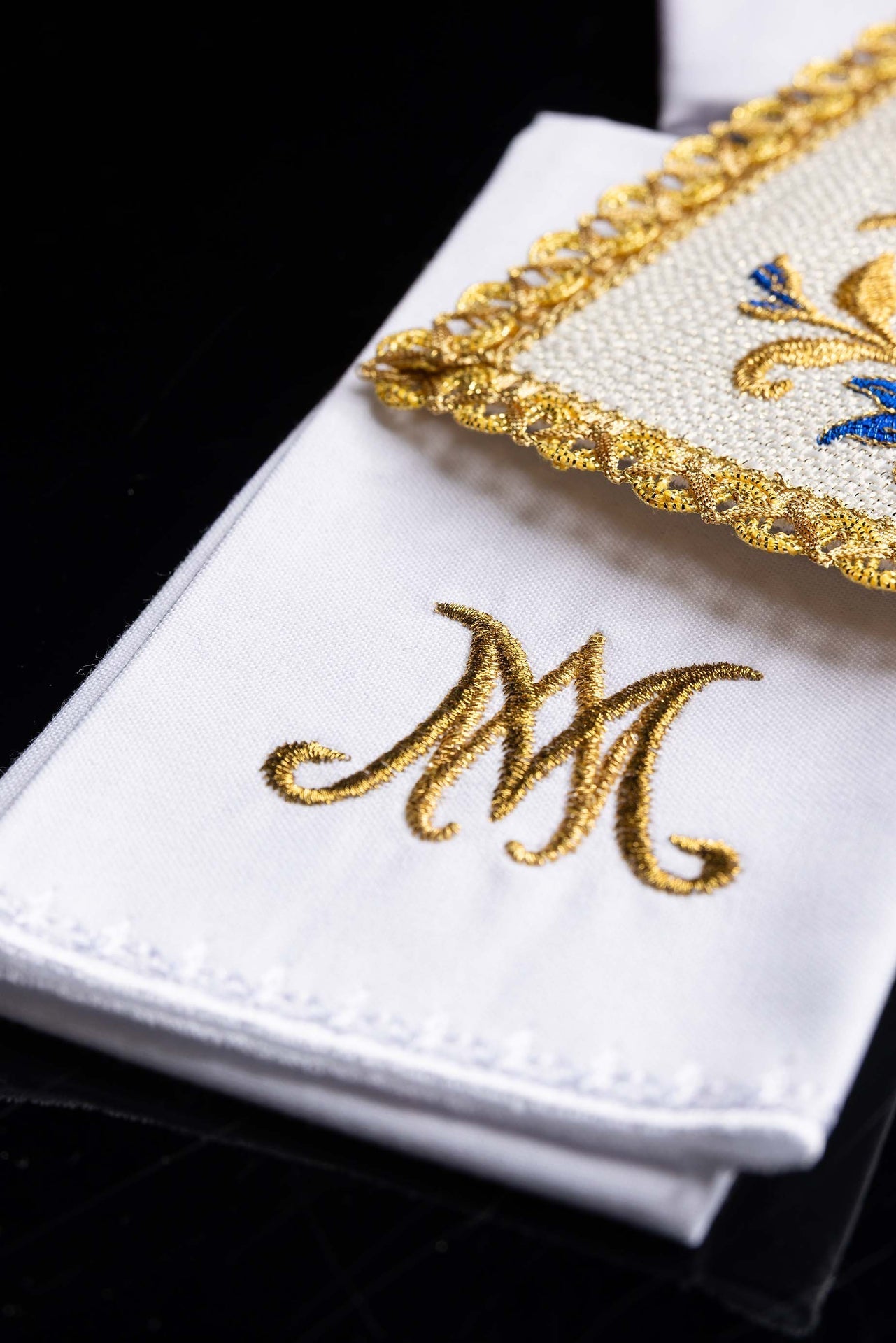 Embroidered chalice linens set with a Marian symbol LE/5045 - CHASUBLES.COM
