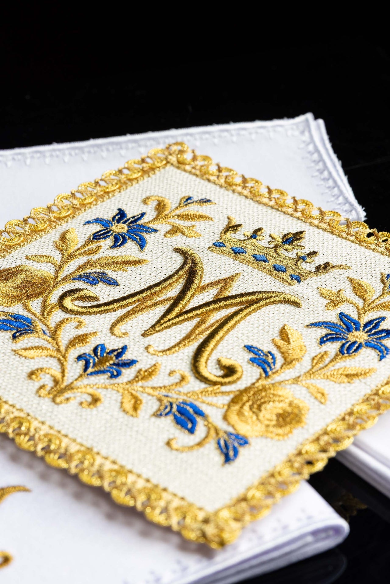 Embroidered chalice linens set with a Marian symbol LE/5045 - CHASUBLES.COM