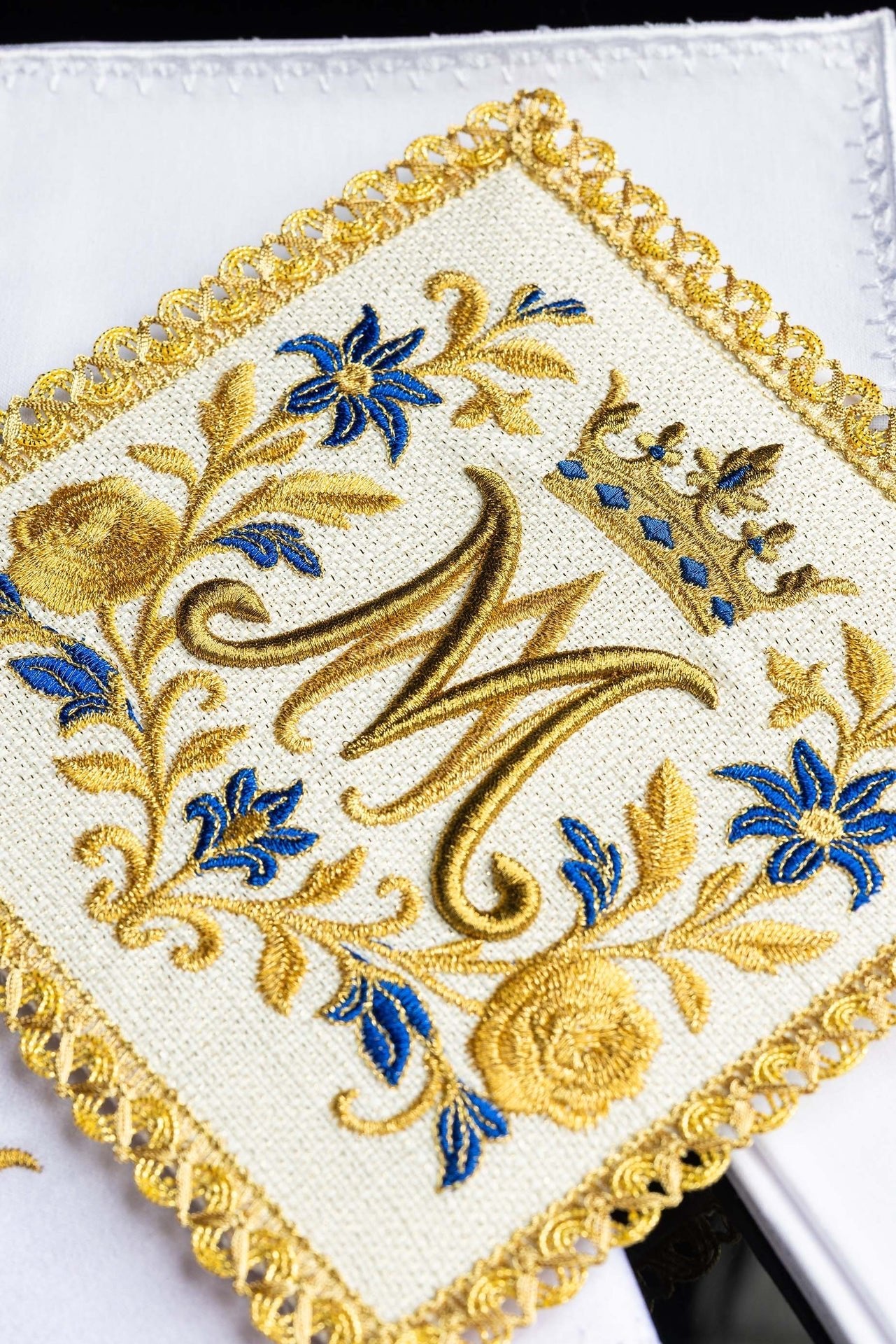 Embroidered chalice linens set with a Marian symbol LE/5045 - CHASUBLES.COM