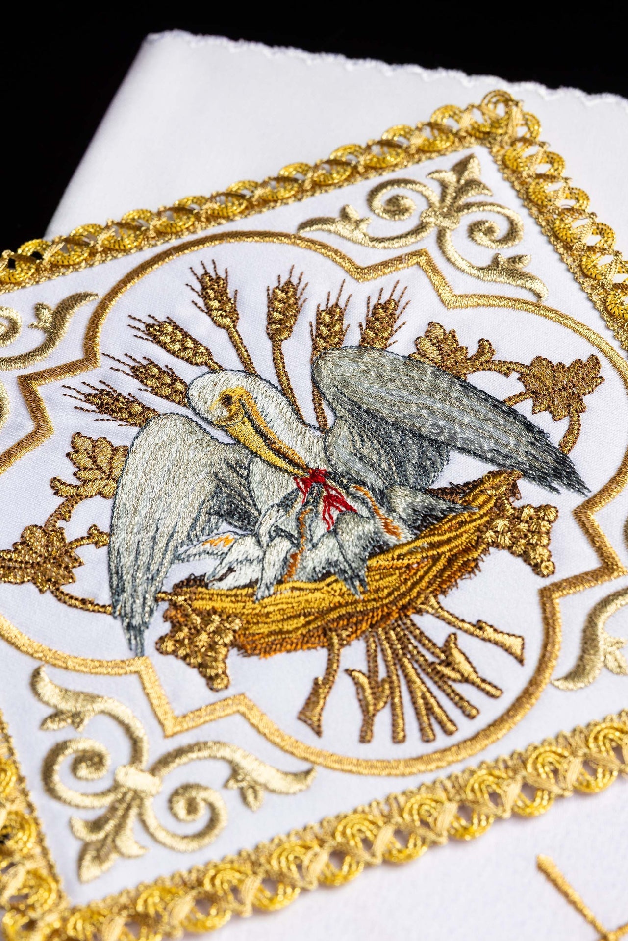 Embroidered chalice linens set with a pelican motif KK/5008 - CHASUBLES.COM