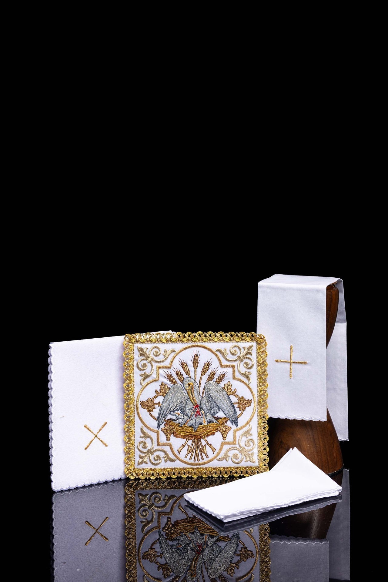 Embroidered chalice linens set with a pelican motif KK/5008 - CHASUBLES.COM