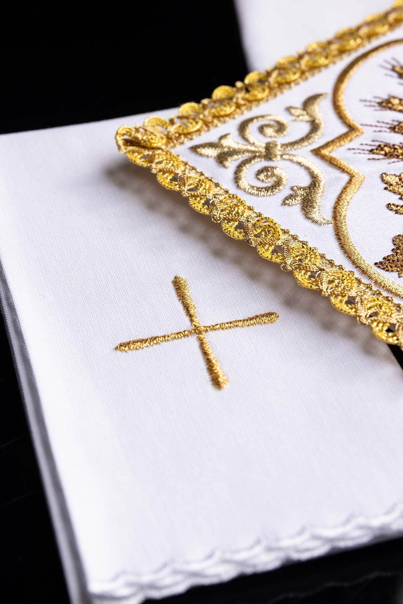 Embroidered chalice linens set with a pelican motif KK/5008 - CHASUBLES.COM