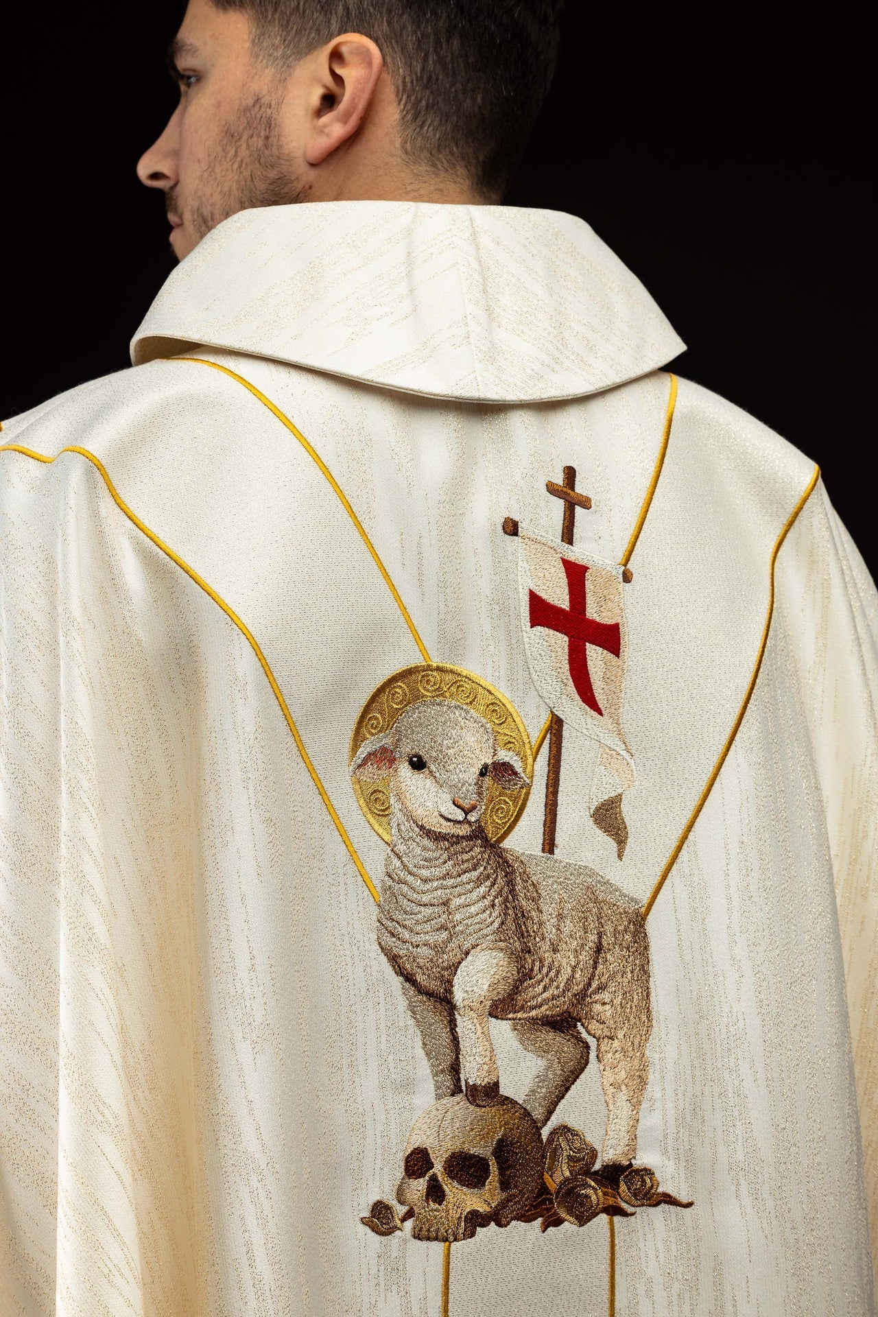 Embroidered chasuble featuring the image of the Risen Jesus and the Paschal Lamb KOW2/044/05/99 - CHASUBLES.COM