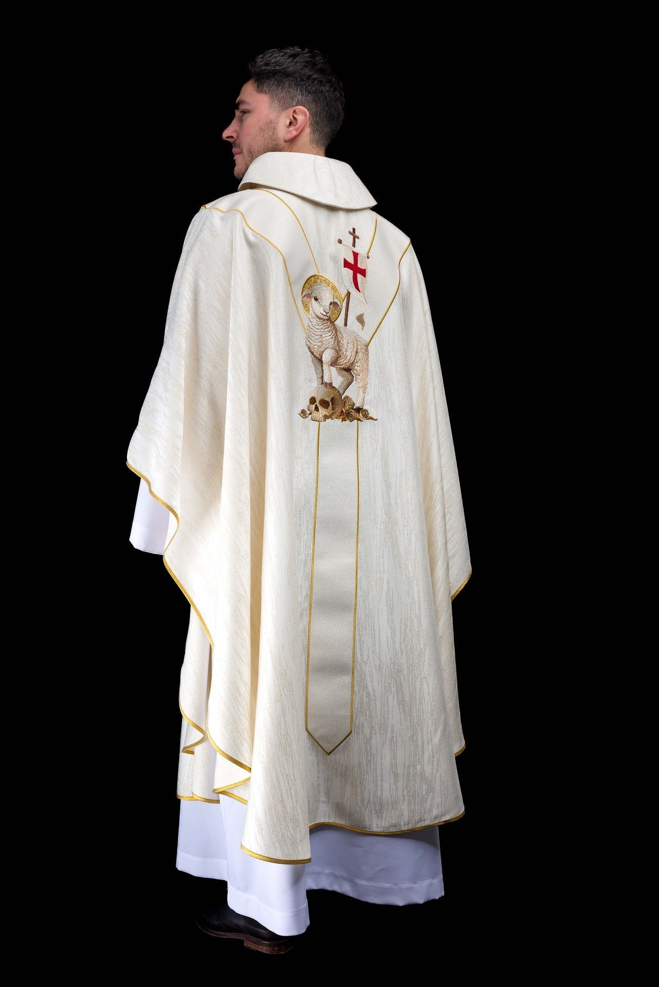 Embroidered chasuble featuring the image of the Risen Jesus and the Paschal Lamb KOW2/044/05/99 - CHASUBLES.COM