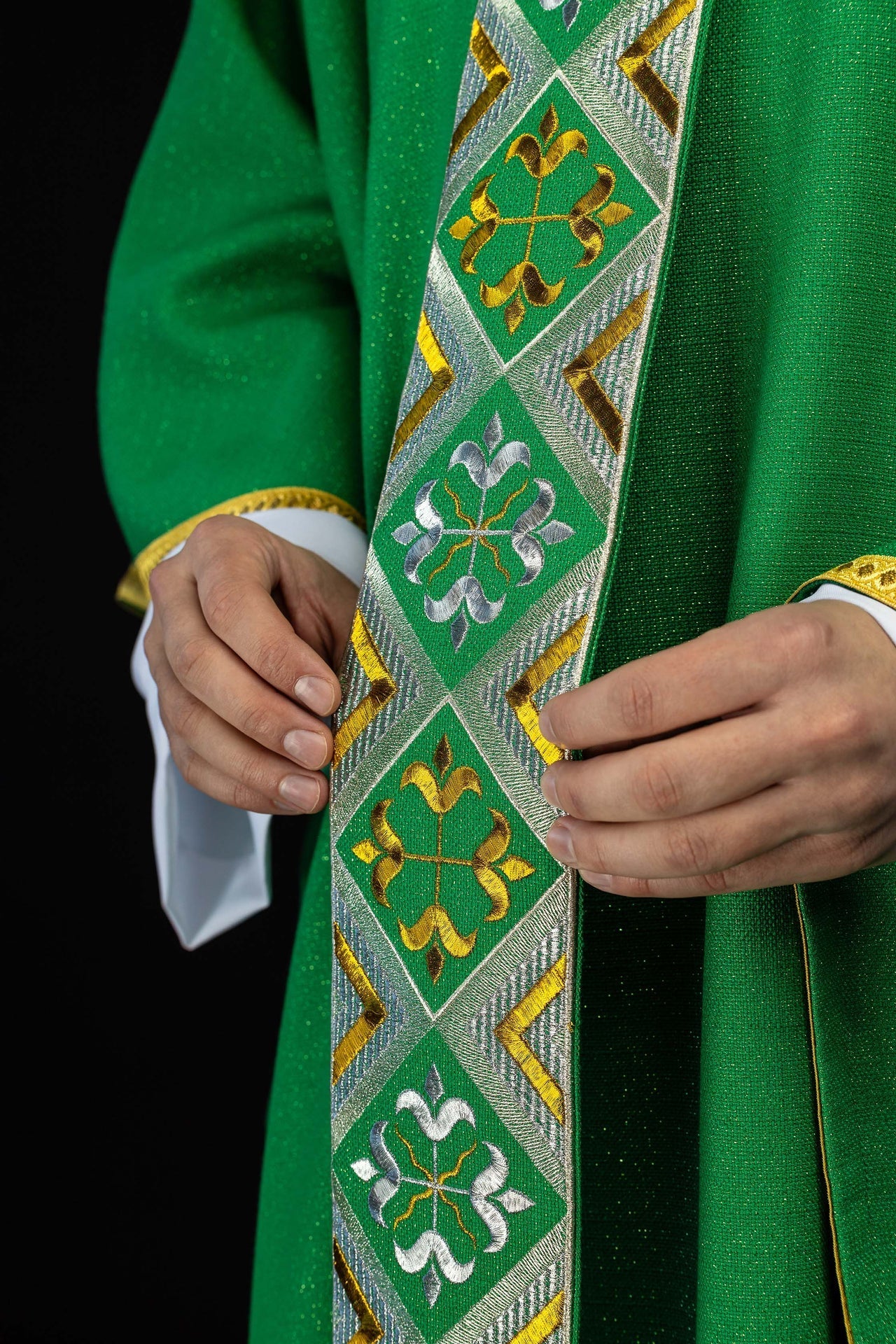 Embroidered chasuble panel included with the green chasuble set LE/7042/01 - CHASUBLES.COM