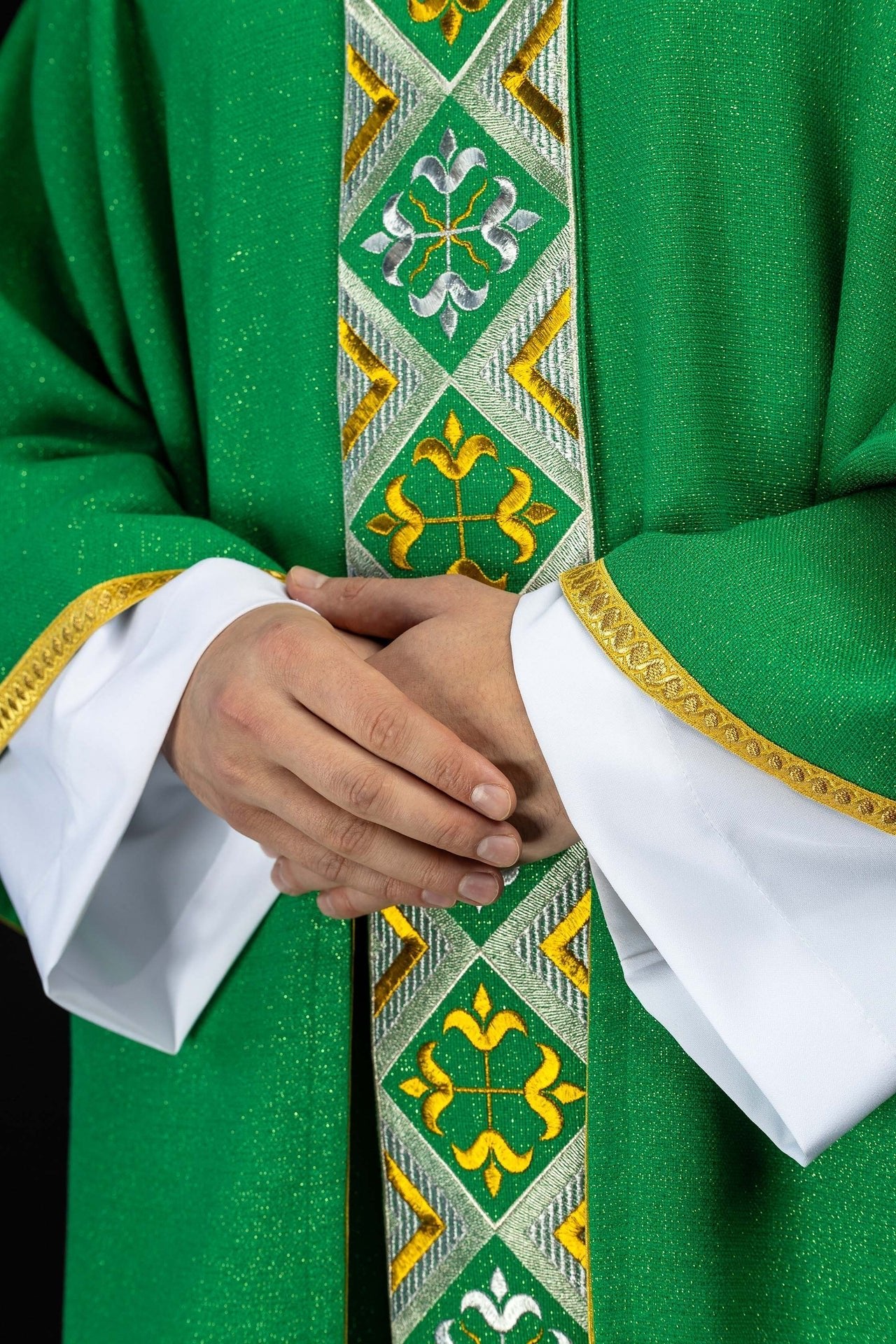 Embroidered chasuble panel included with the green chasuble set LE/7042/01 - CHASUBLES.COM