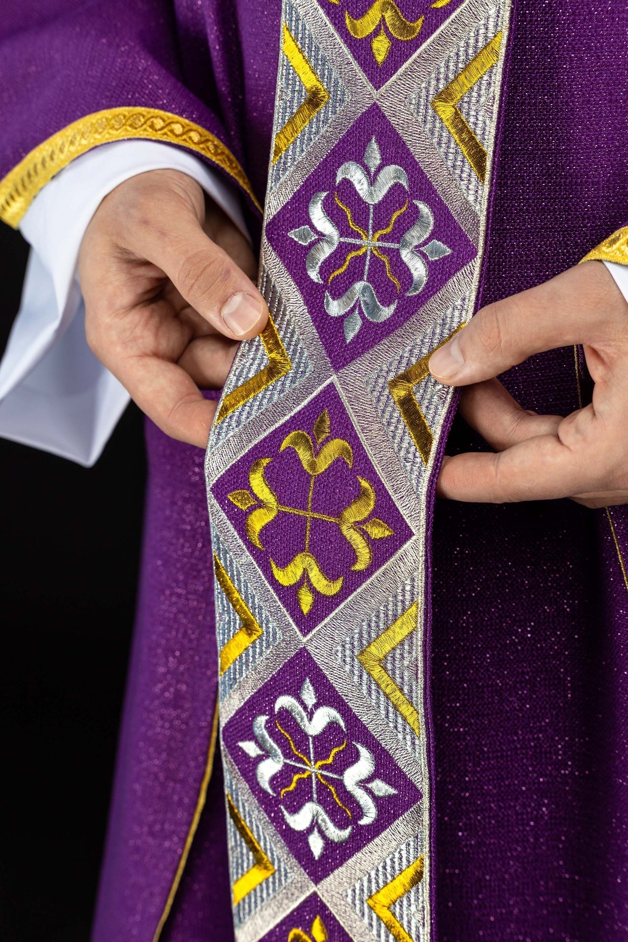 Embroidered chasuble panel included with the purple chasuble set LE/7042/03 - CHASUBLES.COM