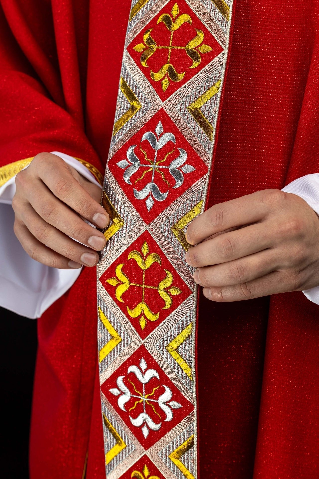 Embroidered chasuble panel included with the red chasuble set LE/7042/02 - CHASUBLES.COM