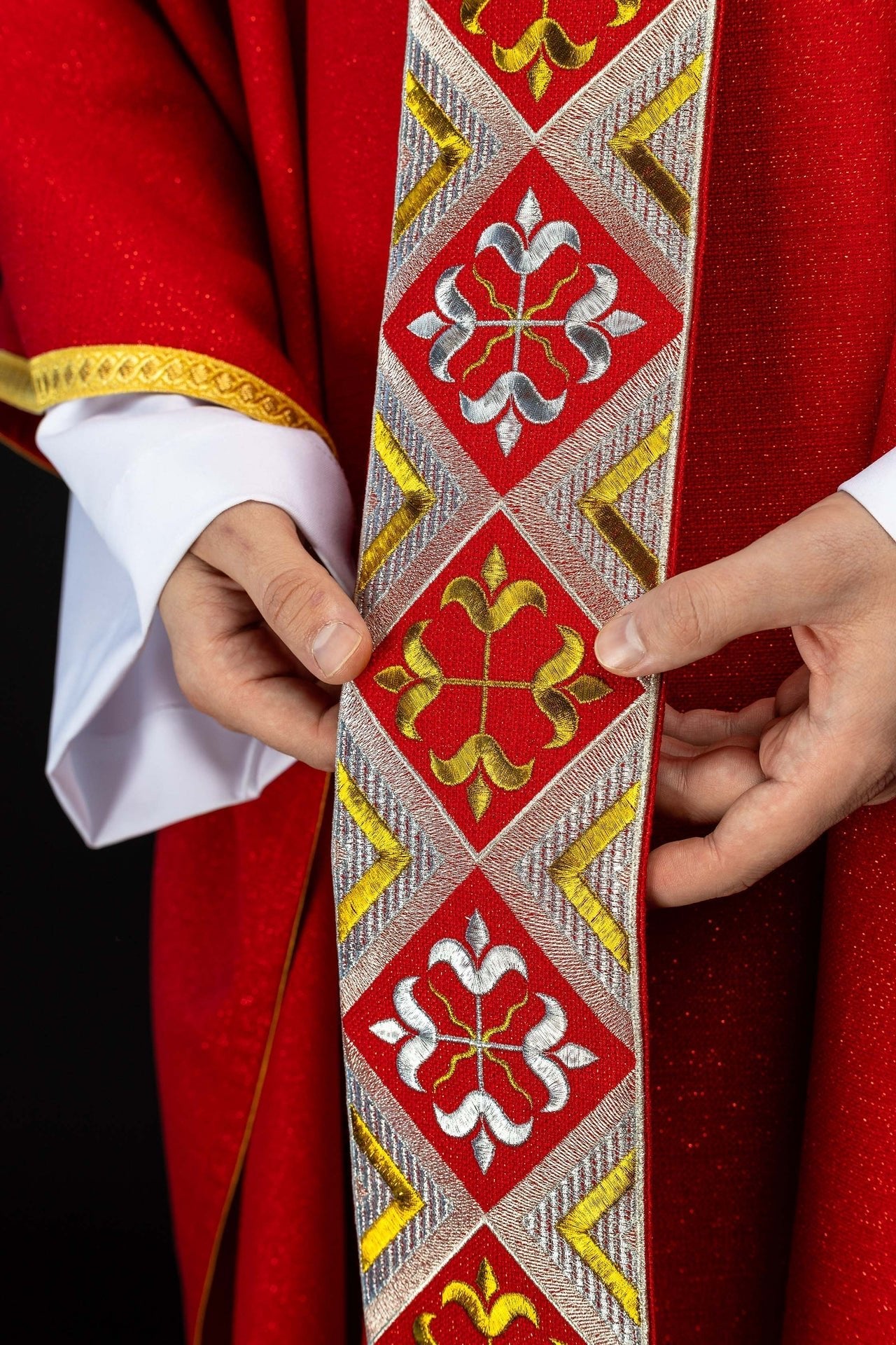 Embroidered chasuble panel included with the red chasuble set LE/7042/02 - CHASUBLES.COM