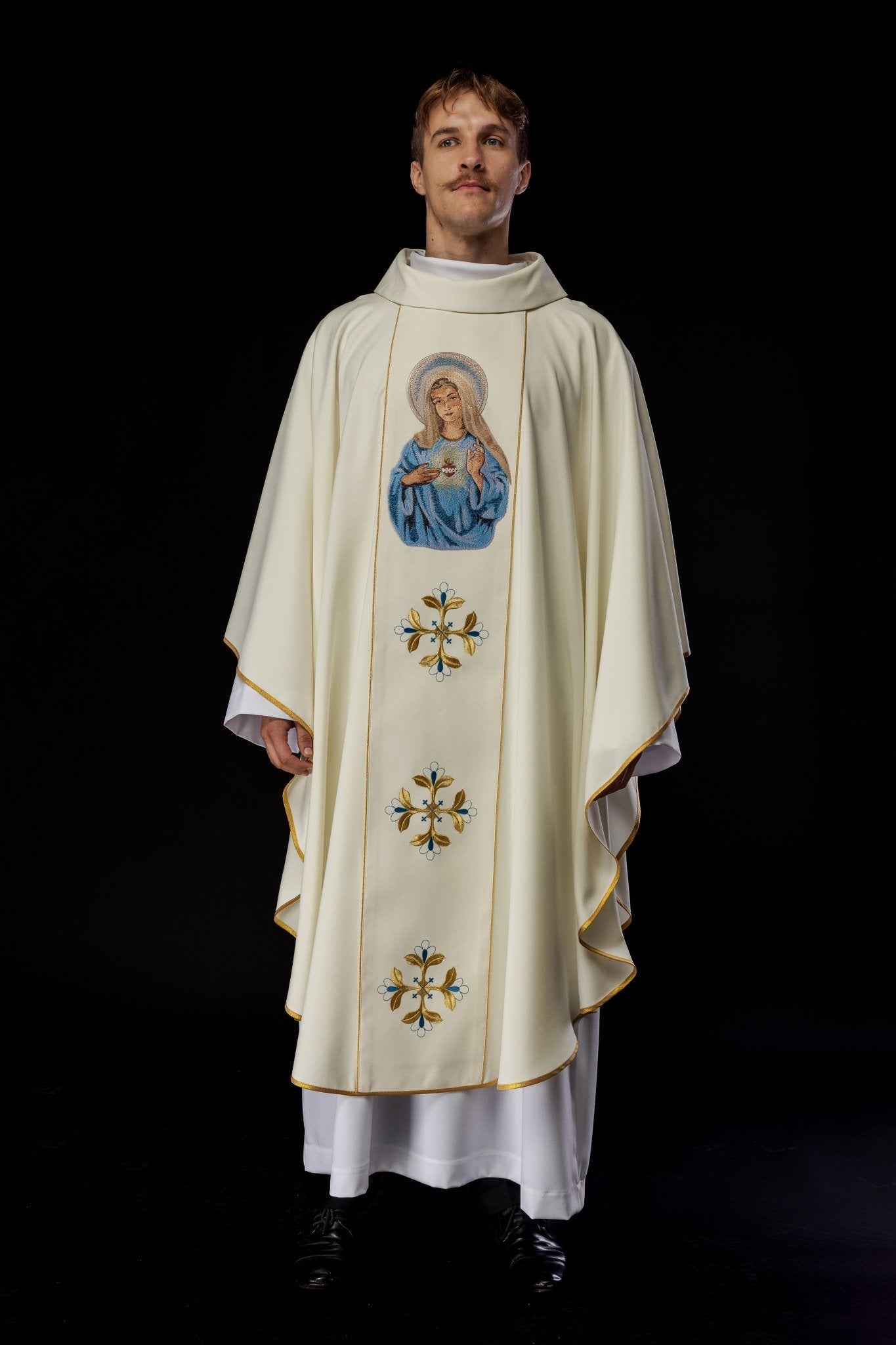 Embroidered chasuble with an image of the Heart of Mary KOW2/003/05/01 - HAFTINAUSA.COM