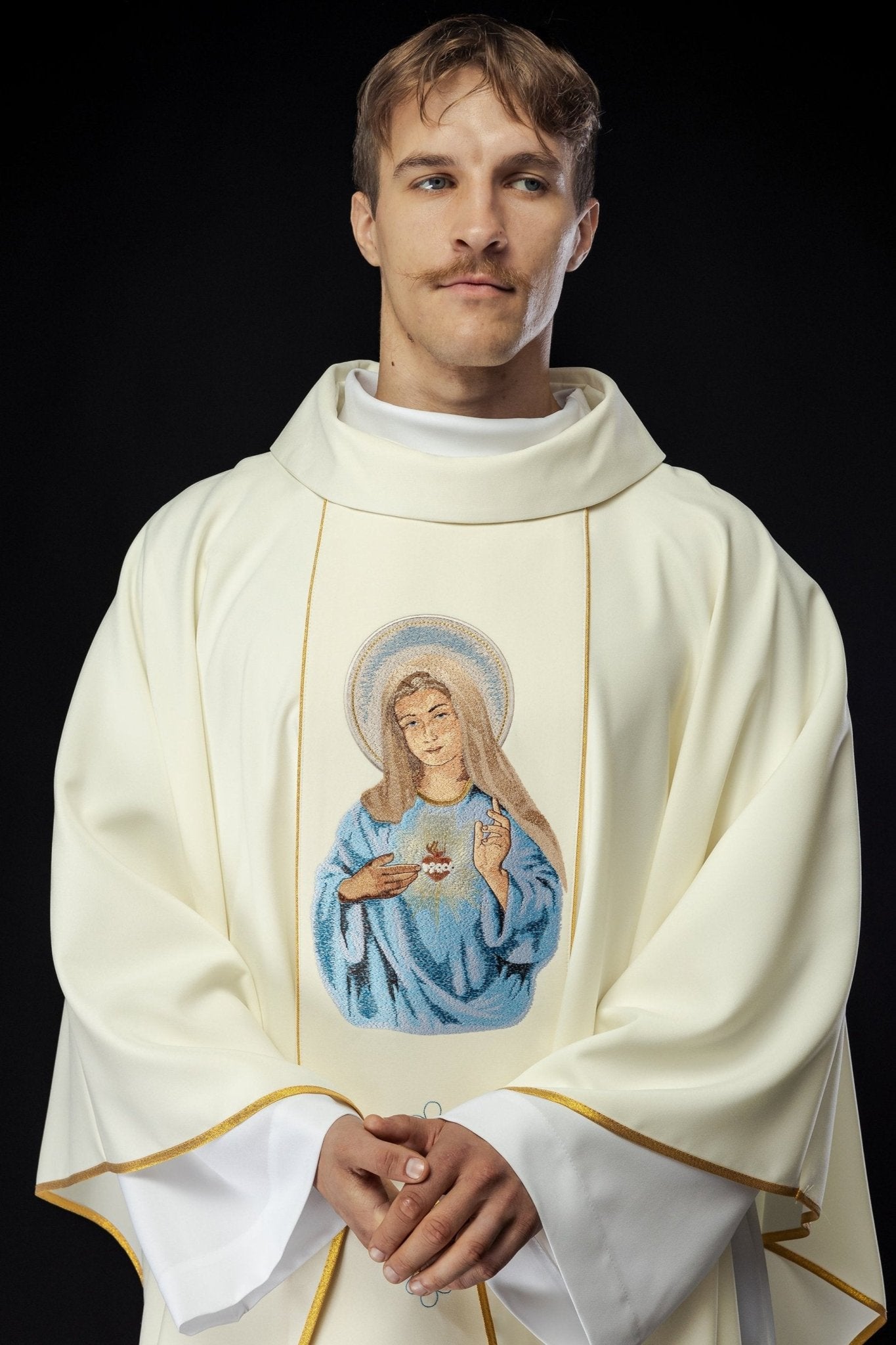 Embroidered chasuble with an image of the Heart of Mary KOW2/003/05/01 - HAFTINAUSA.COM