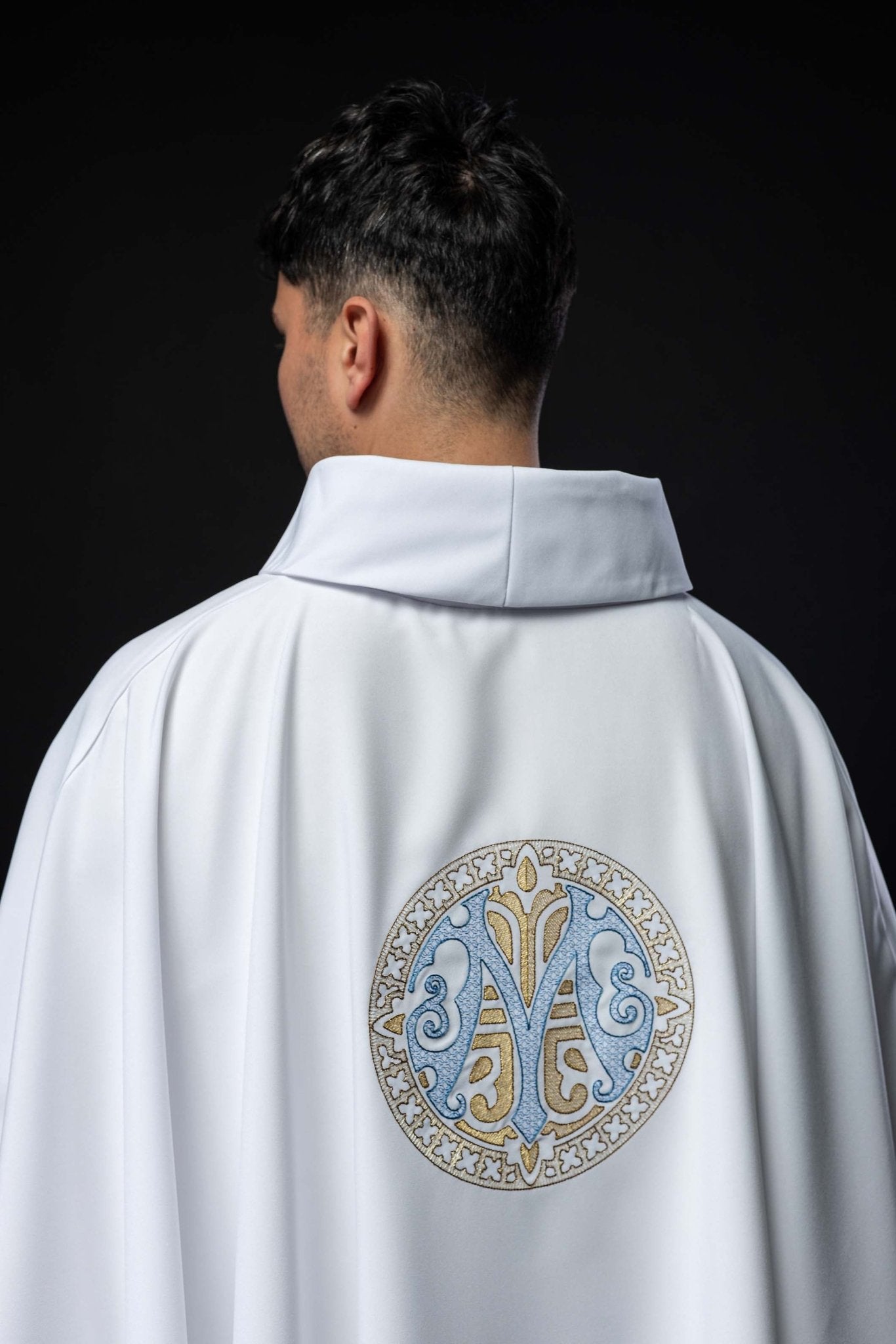 Embroidered chasuble with Marian motif, white KOR/275/04/12 BIAŁY - HAFTINAUSA.COM