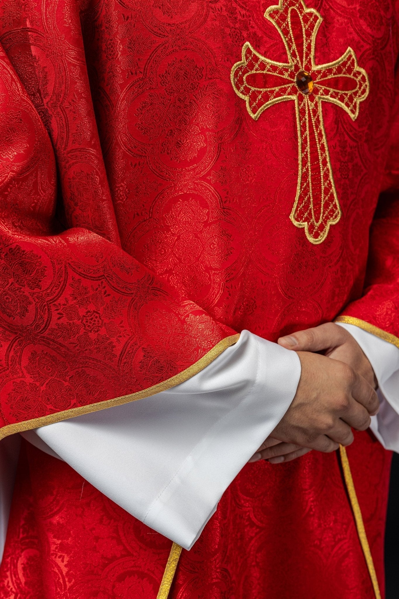 Embroidered chasuble with symbol of the cross Red KOR/227/02/11 - HAFTINAUSA.COM