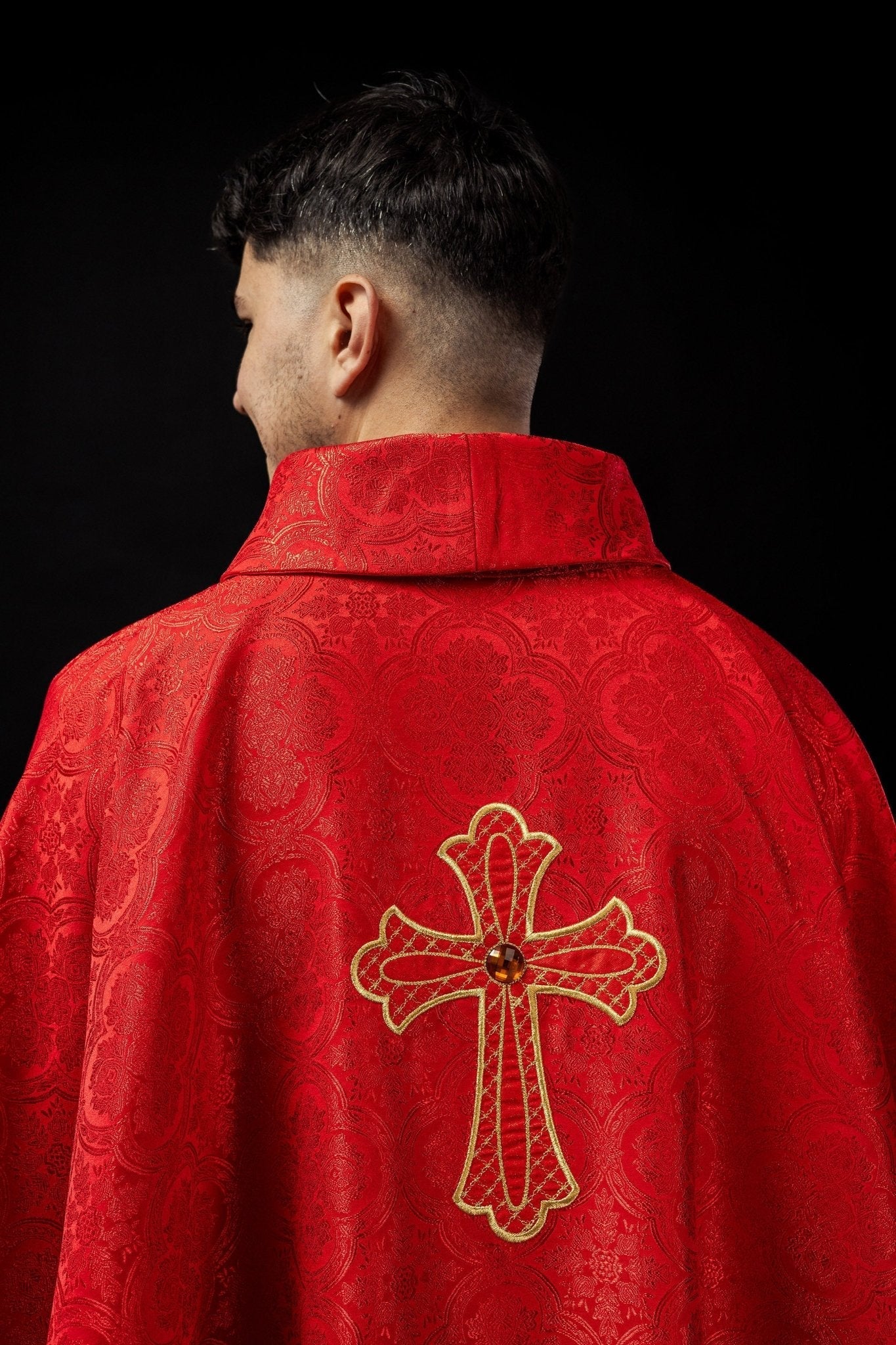 Embroidered chasuble with symbol of the cross Red KOR/227/02/11 - HAFTINAUSA.COM