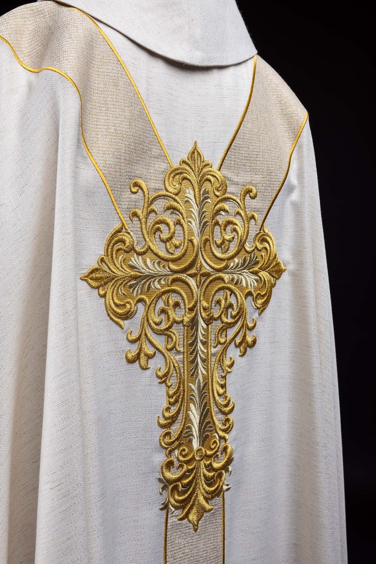 Embroidered chasuble with the image of Jesus the Merciful ecru KOW2/042/05/100 - CHASUBLES.COM
