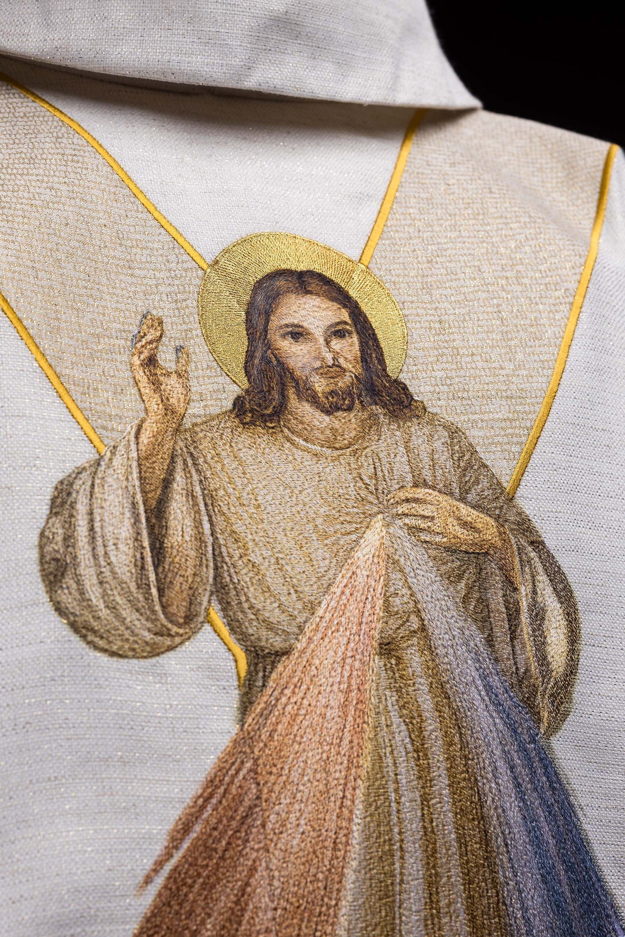 Embroidered chasuble with the image of Jesus the Merciful ecru KOW2/042/05/100 - CHASUBLES.COM