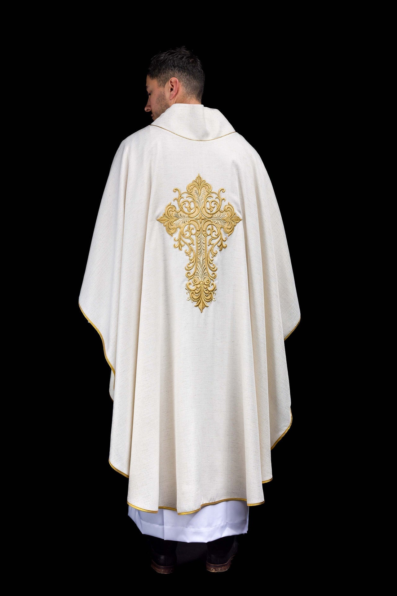 Embroidered chasuble with the image of Jesus the Merciful ecru KOW2/043/05/100 - CHASUBLES.COM