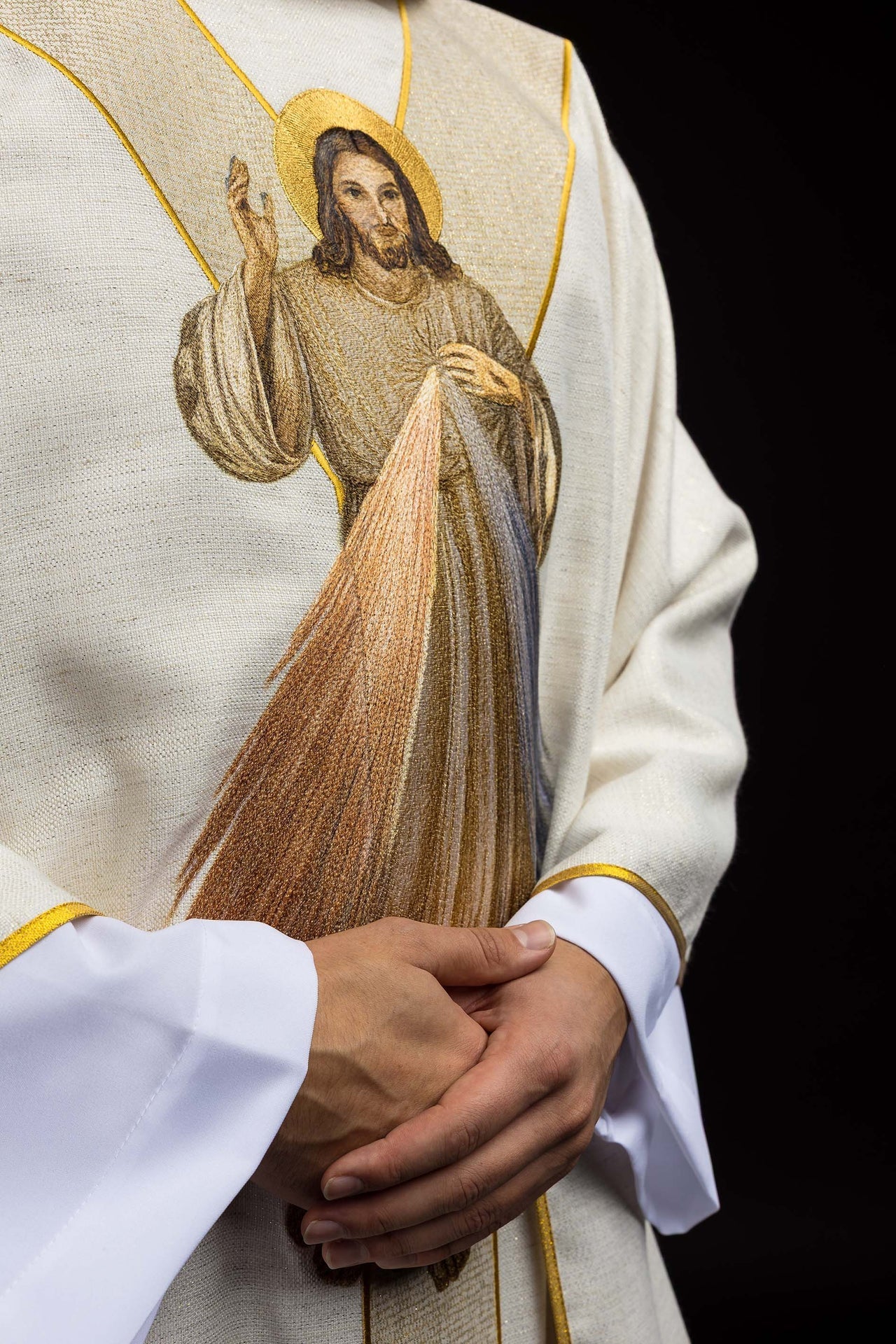 Embroidered chasuble with the image of Jesus the Merciful ecru KOW2/042/05/100 - CHASUBLES.COM