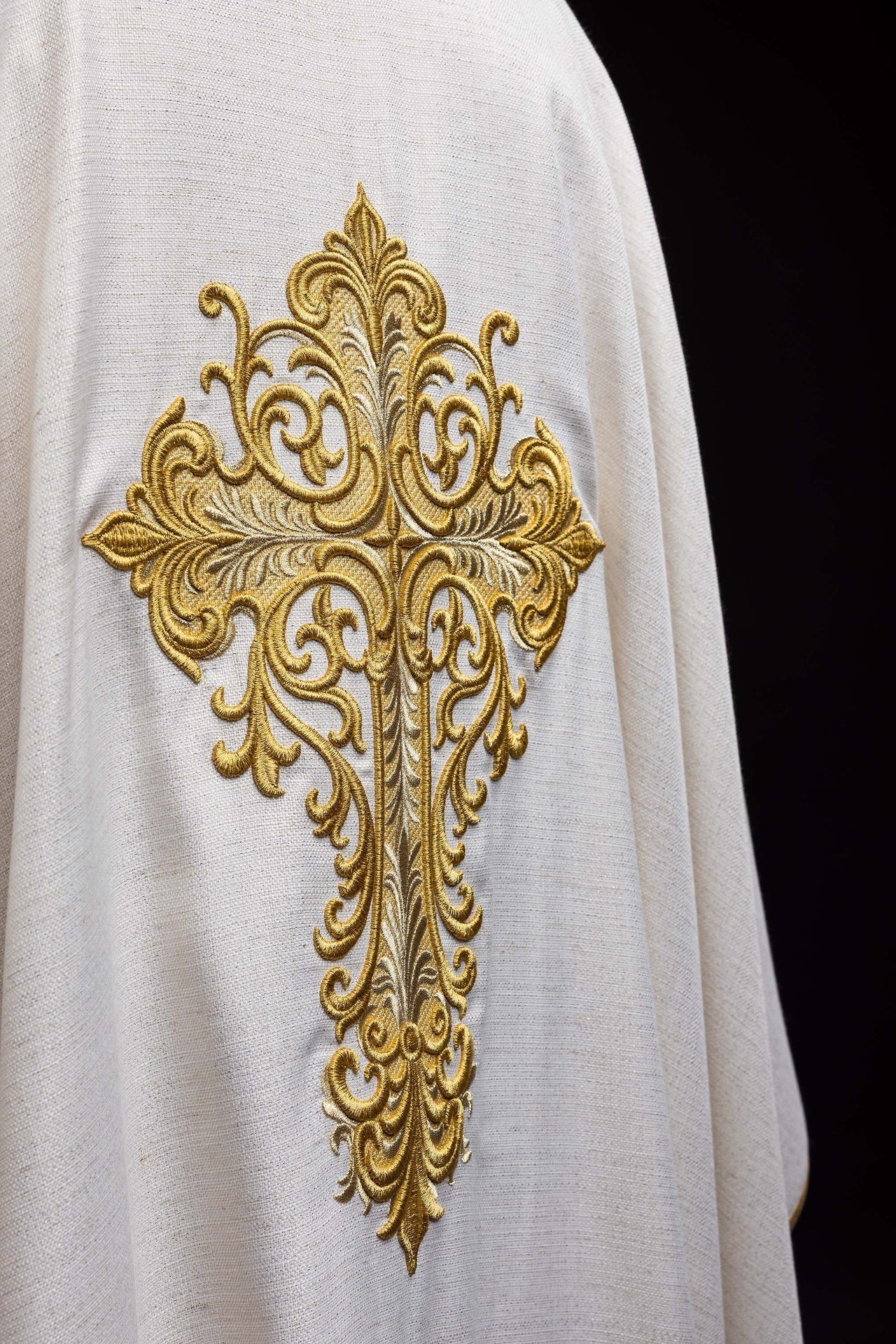Embroidered chasuble with the image of Jesus the Merciful ecru KOW2/043/05/100 - CHASUBLES.COM