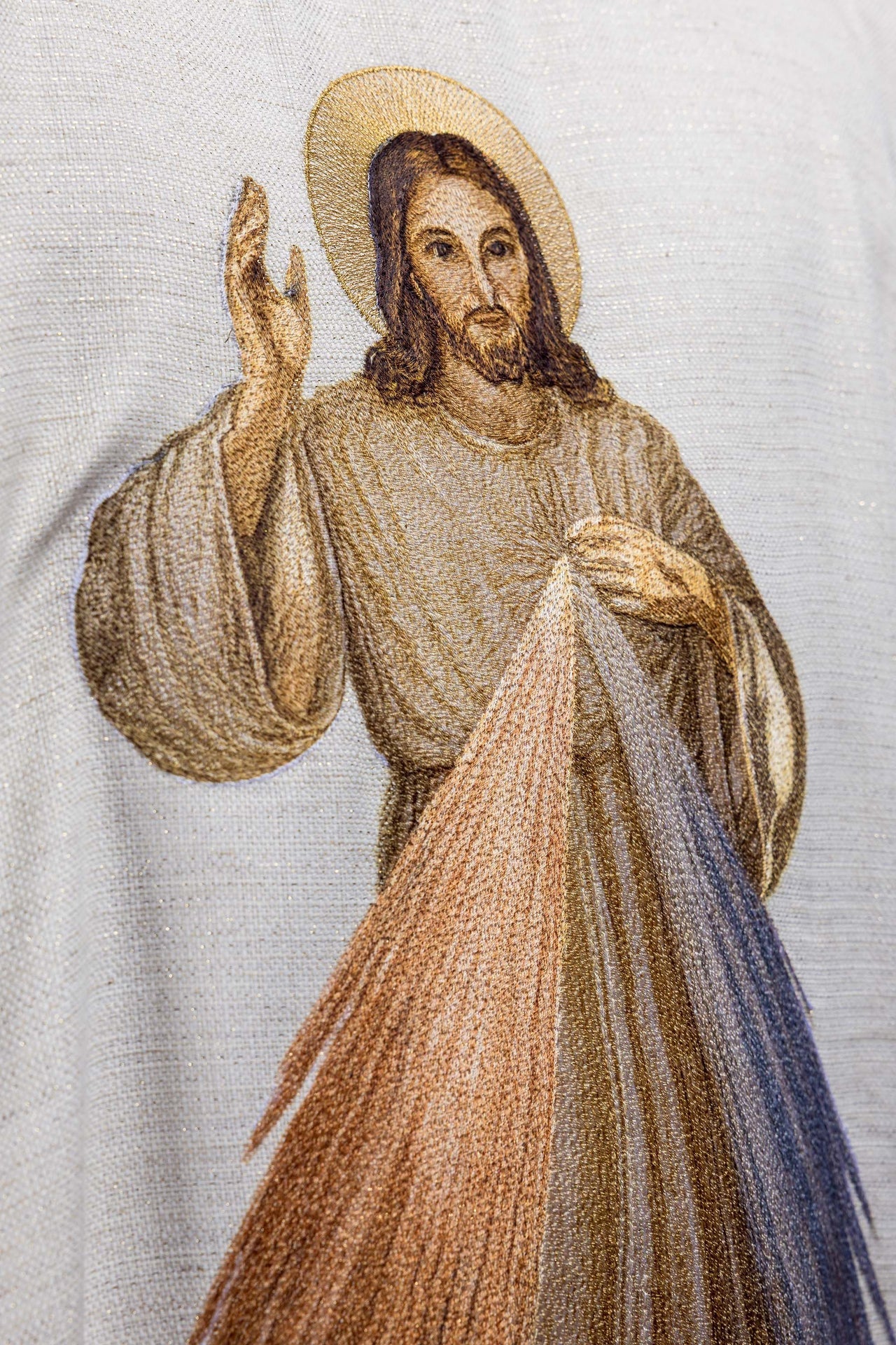 Embroidered chasuble with the image of Jesus the Merciful ecru KOW2/043/05/100 - CHASUBLES.COM