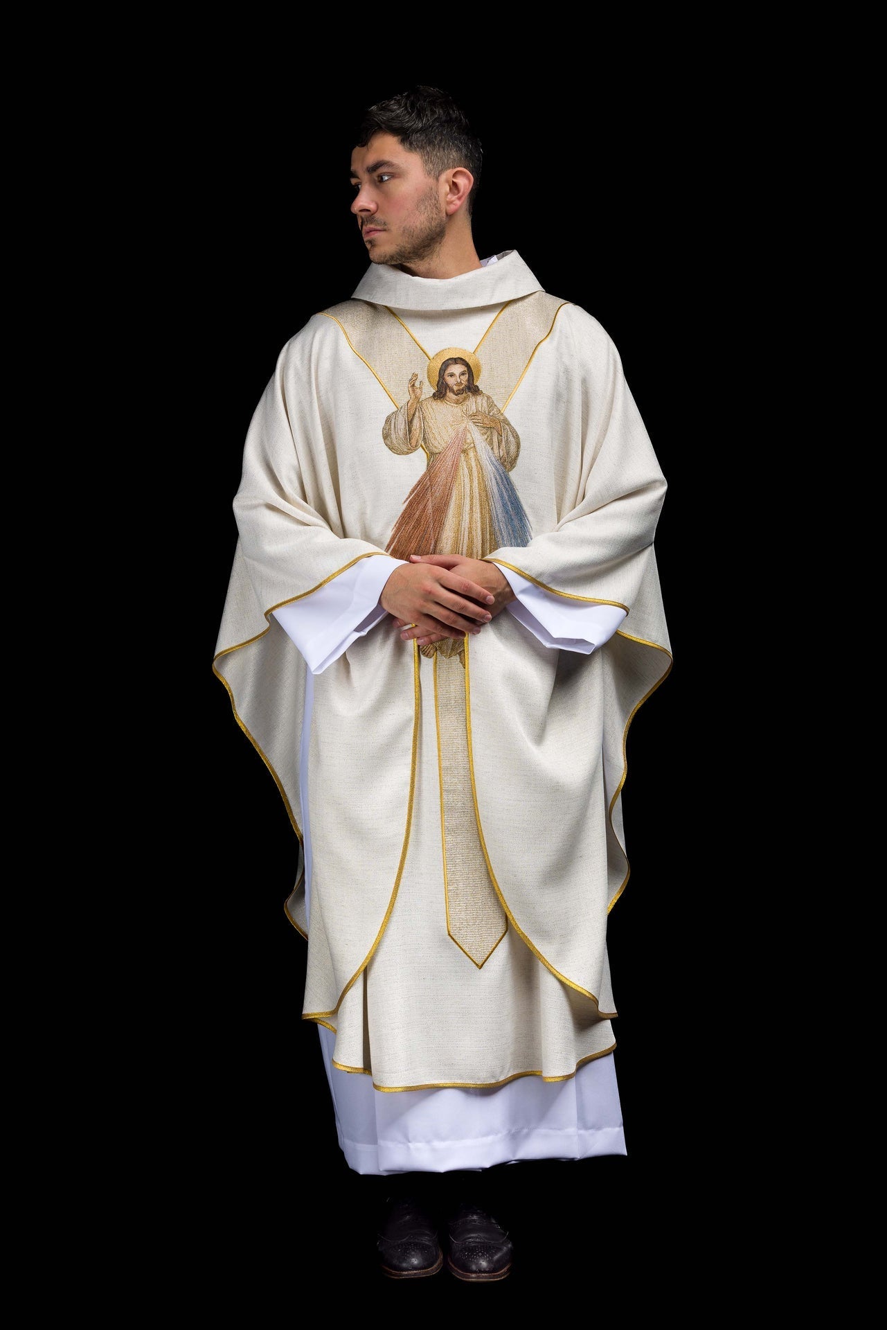 Embroidered chasuble with the image of Jesus the Merciful ecru KOW2/042/05/100 - CHASUBLES.COM