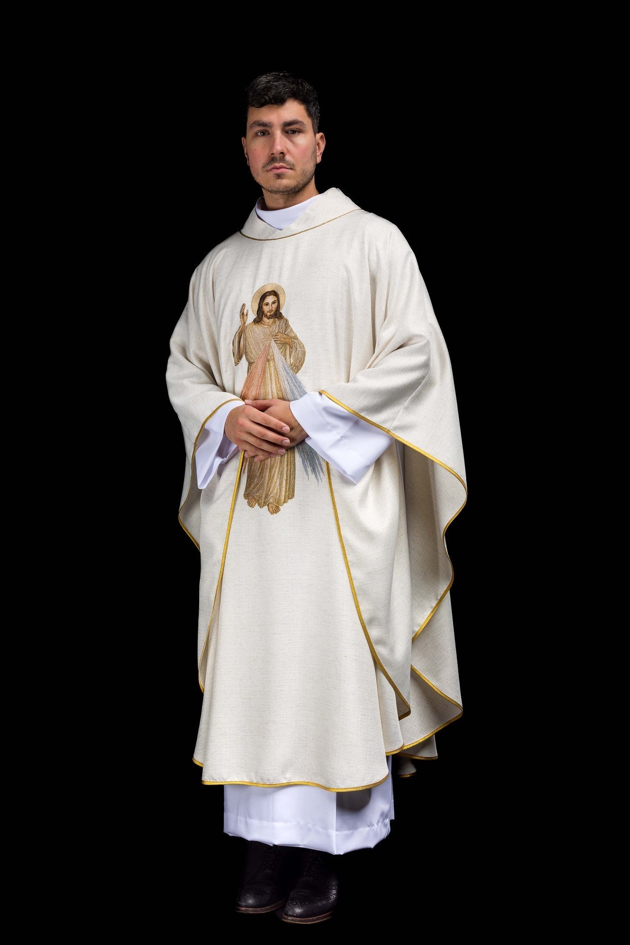 Embroidered chasuble with the image of Jesus the Merciful ecru KOW2/043/05/100 - CHASUBLES.COM