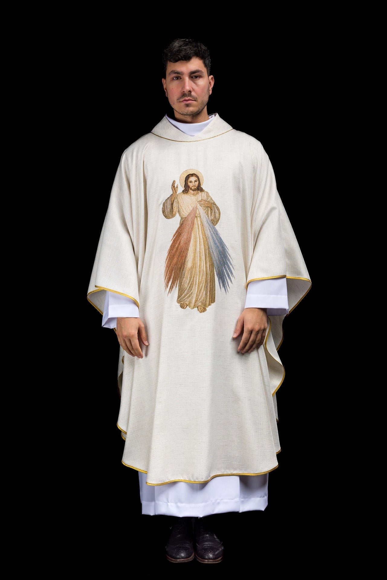 Embroidered chasuble with the image of Jesus the Merciful ecru KOW2/043/05/100 - CHASUBLES.COM