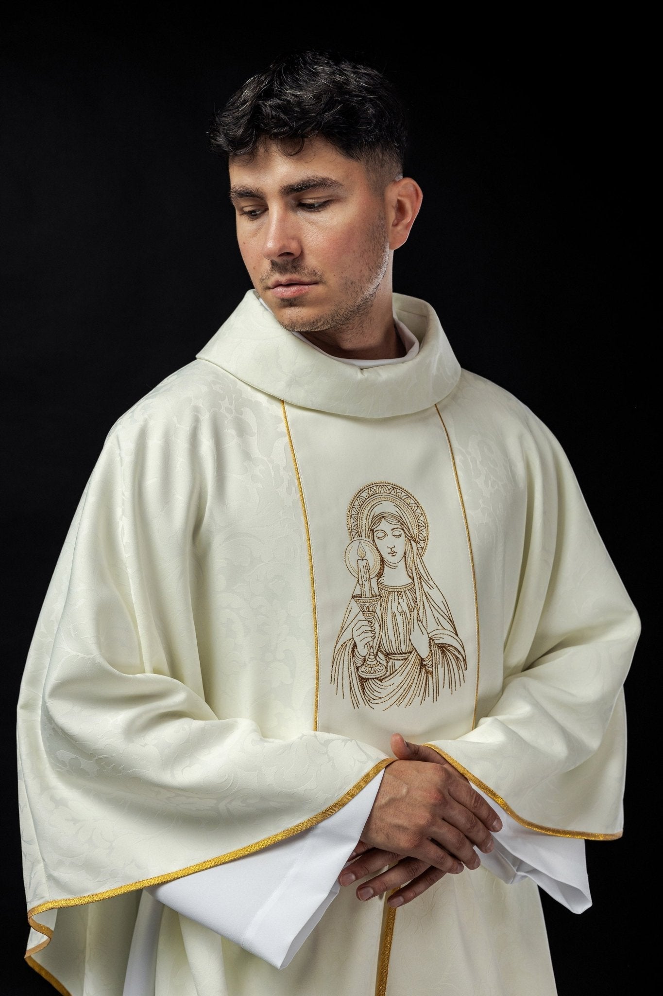 Embroidered chasuble with the image of Our Lady of Thunder KOW2/023/05/01 - HAFTINAUSA.COM