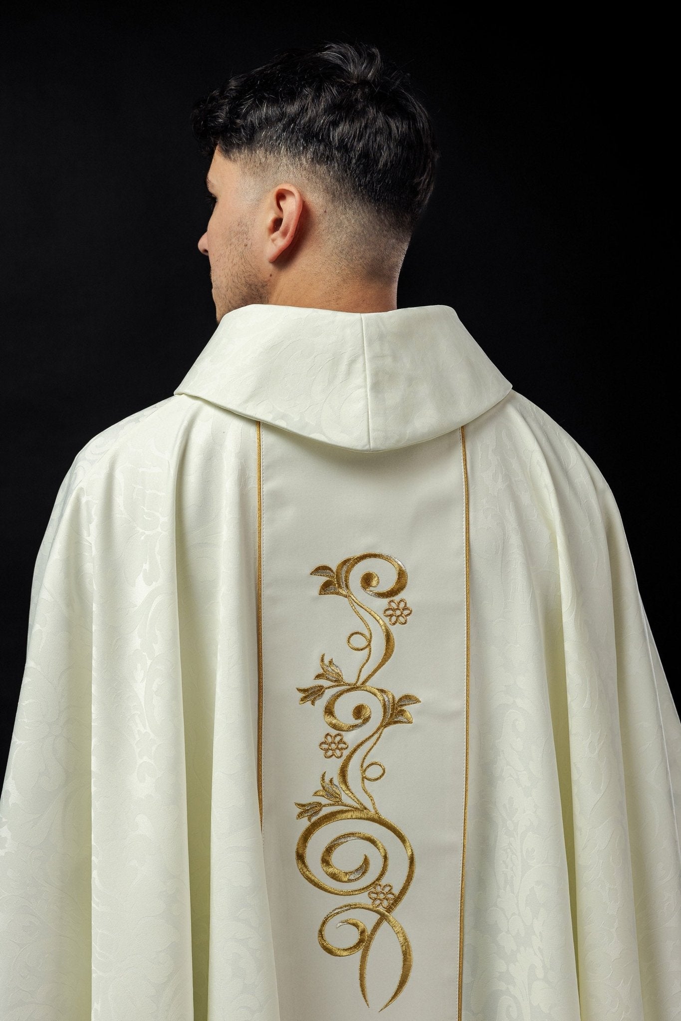 Embroidered chasuble with the image of Our Lady of Thunder KOW2/023/05/01 - HAFTINAUSA.COM