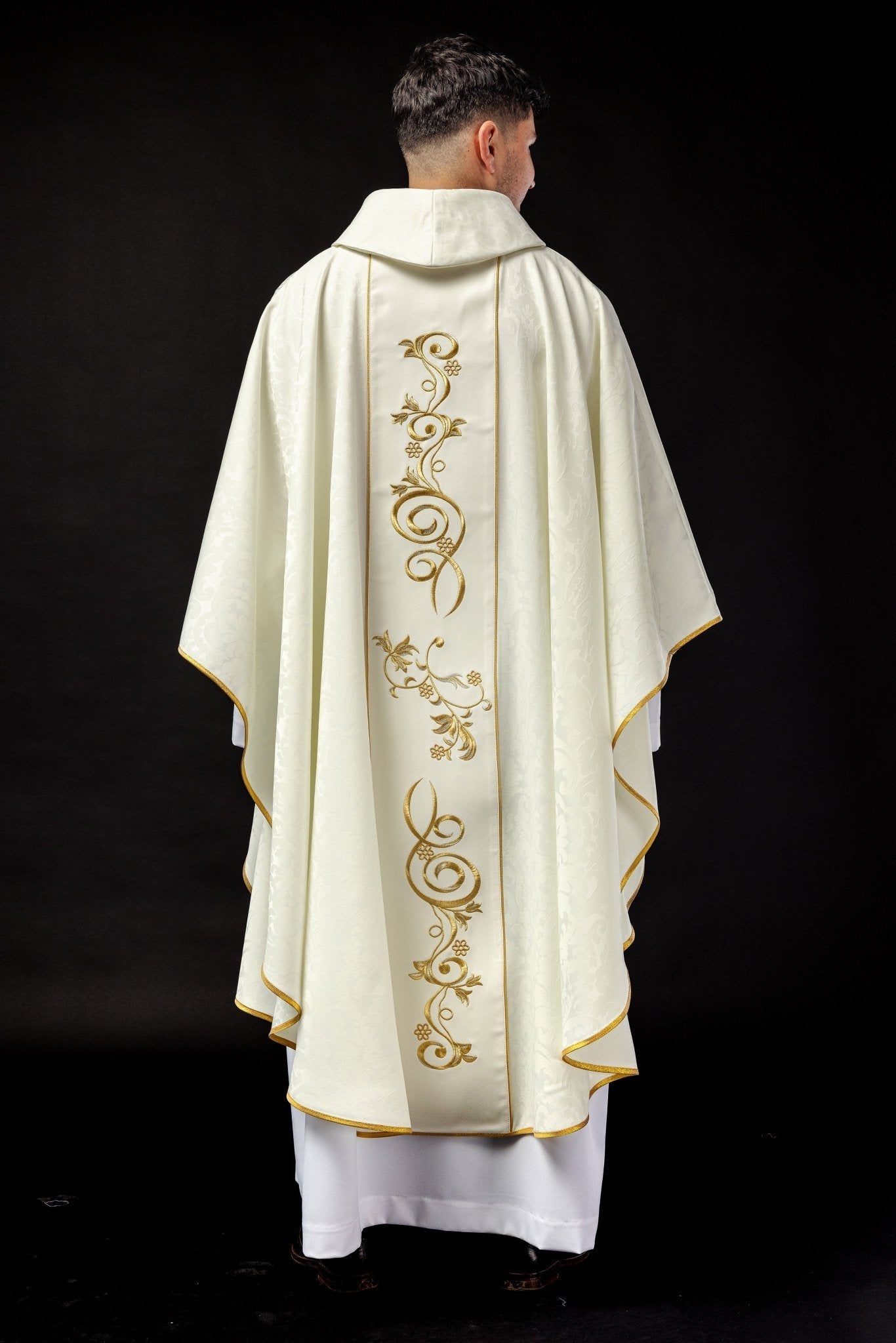 Embroidered chasuble with the image of Our Lady of Thunder KOW2/023/05/01 - HAFTINAUSA.COM