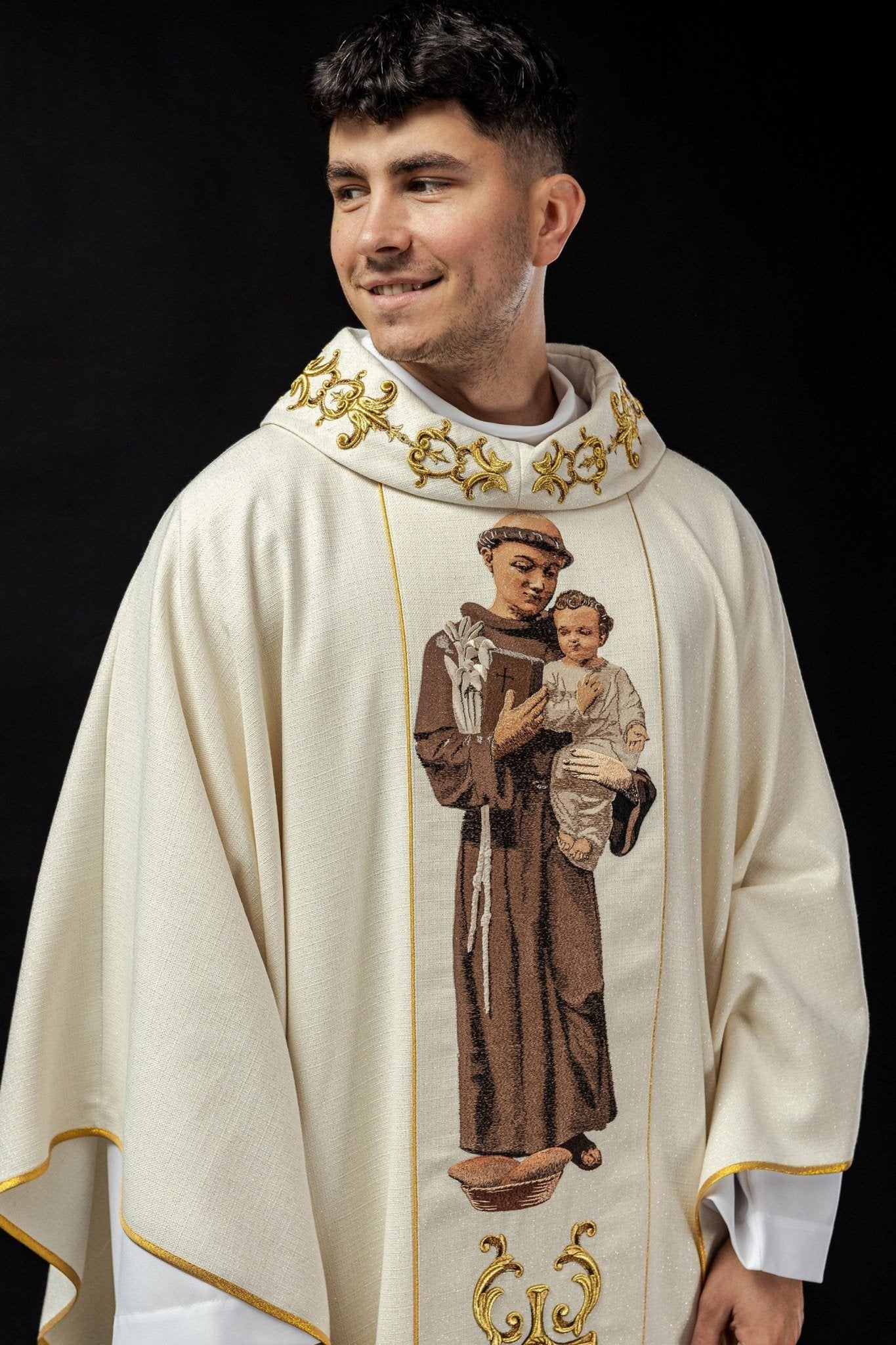 Embroidered chasuble with the image of Saint Anthony KOW2/019/05/71 - HAFTINAUSA.COM