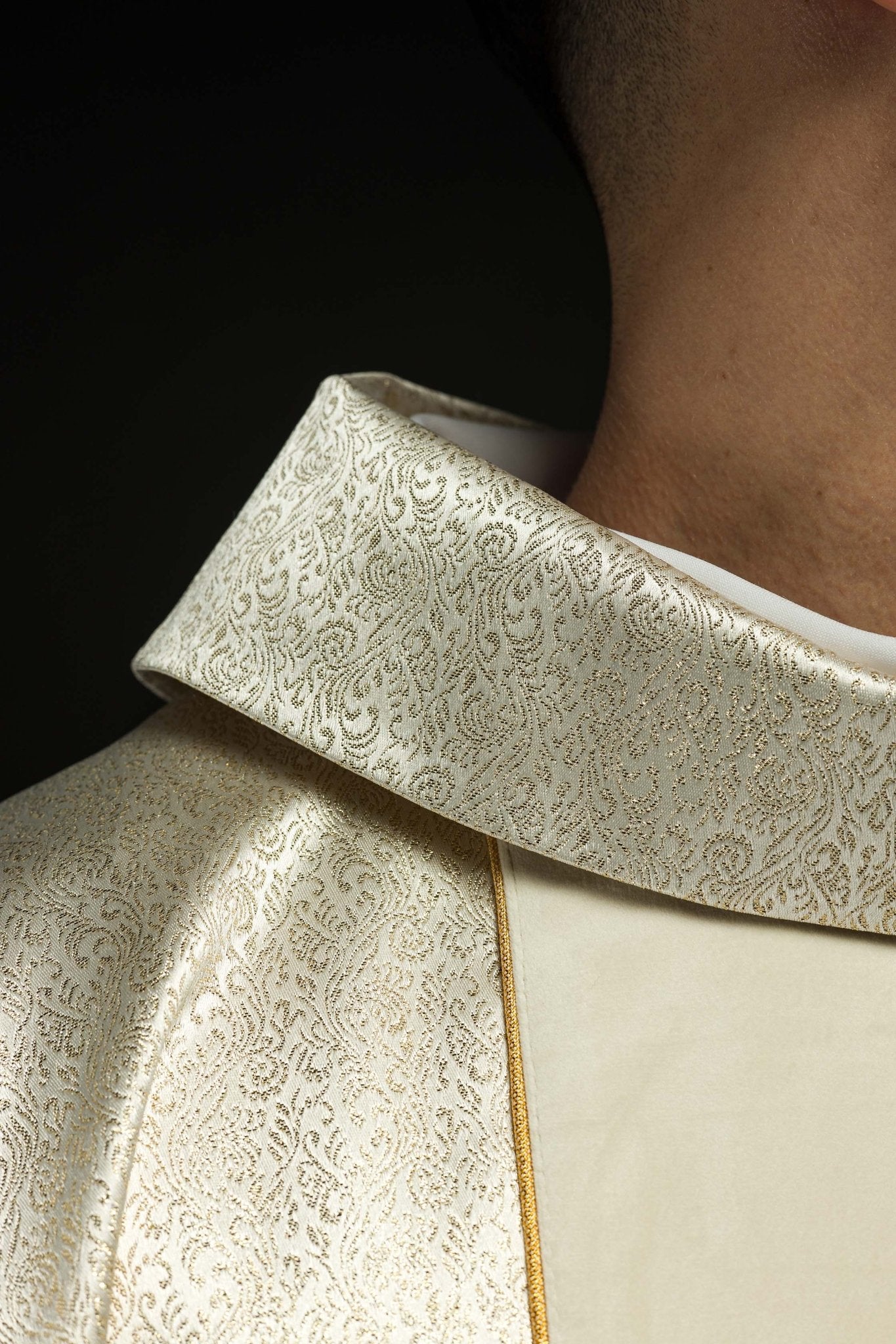 Embroidered Chasuble with the image of the Holy Family on gold fabric KOR/291/05/74 ECRU - CHASUBLES.COM