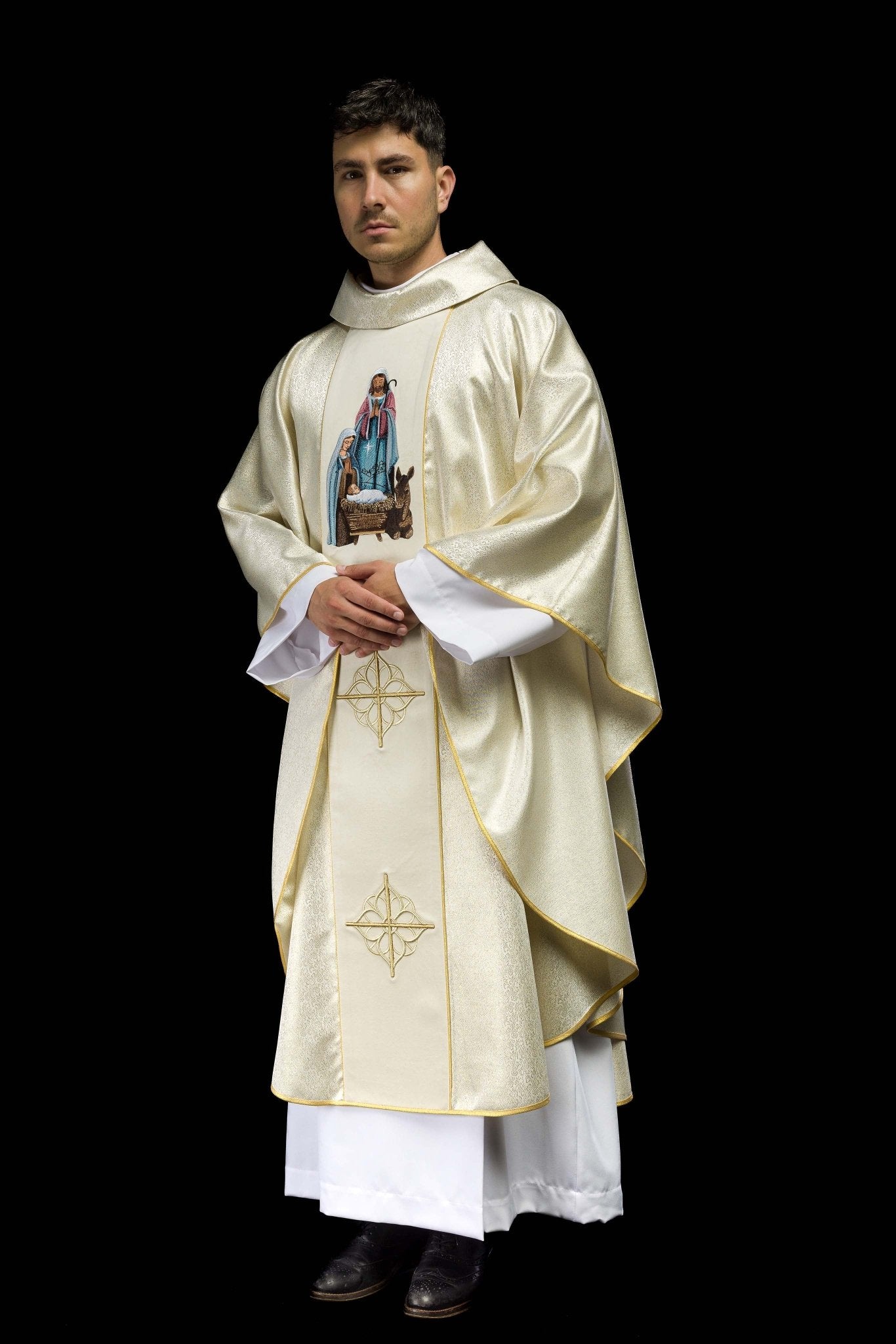 Embroidered Chasuble with the image of the Holy Family on gold fabric KOR/291/05/74 ECRU - CHASUBLES.COM